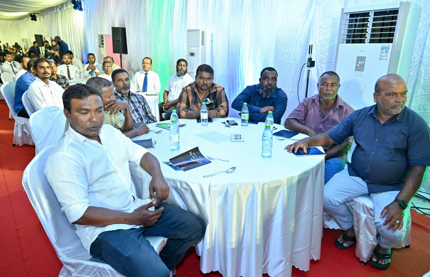 ދުވާފަރުގައި މިރޭ ބޭއްވި މަސްވެރިންގެ ދުވަހުގެ ޖަލްސާގައި ބައިވެރިވި ބައެއް މަސްވެރިން.---ފޮޓޯ: ރައީސް އޮފީސް