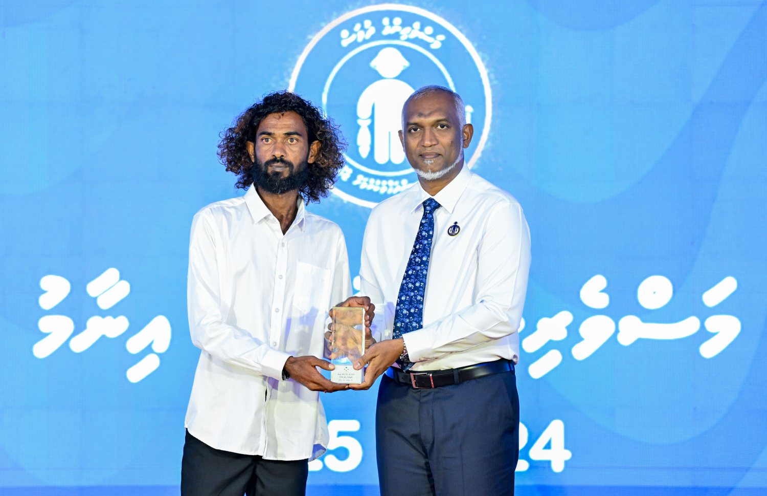 ރ. ދުވާފަރުގައި ރޭ ބޭއްވި މި އަހަރުގެ މަސްވެރިންގެ ދުވަހުގެ ރަސްމީ ޖަލްސާގައި ރައީސް ޑރ. މުހައްމަދު މުއިއްޒު މީހަކަށް ހަނދާނީ ފިލައެއް ދެއްވަނީ --- ފޮޓޯ: ރައީސް އޮފީސް