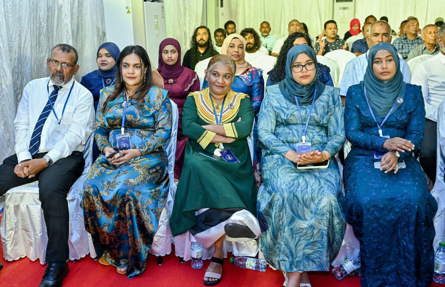 ރ. ދުވާފަރުގައި ރޭ ބޭއްވި މި އަހަރުގެ މަސްވެރިންގެ ދުވަހުގެ ރަސްމީ ޖަލްސާގައި ބައިވެރިވި ބައެއް މީހުން.-- ފޮޓޯ: ރައީސް އޮފީސް