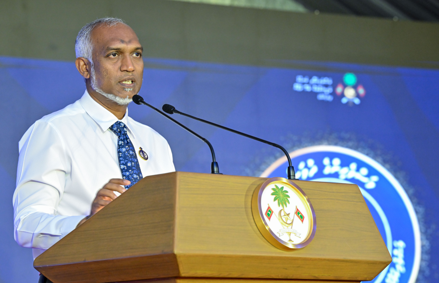 ރ. ދުވާފަރުގައި ރޭ ބޭއްވި މި އަހަރުގެ މަސްވެރިންގެ ދުވަހުގެ ރަސްމީ ޖަލްސާގައި ރައީސް ޑރ. މުހައްމަދު މުއިއްޒު ވާހަކަފުޅު ދައްކަވަނީ.-- ފޮޓޯ: ރައީސް އޮފީސް