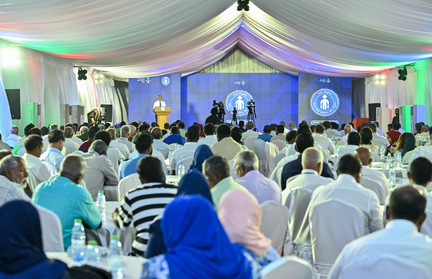 ރ. ދުވާފަރުގައި ރޭ ބޭއްވި މި އަހަރުގެ މަސްވެރިންގެ ދުވަހުގެ ރަސްމީ ޖަލްސާގައި ރައީސް ޑރ. މުހައްމަދު މުއިއްޒު ވާހަކަފުޅު ދައްކަވަނީ.-- ފޮޓޯ: ރައީސް އޮފީސް