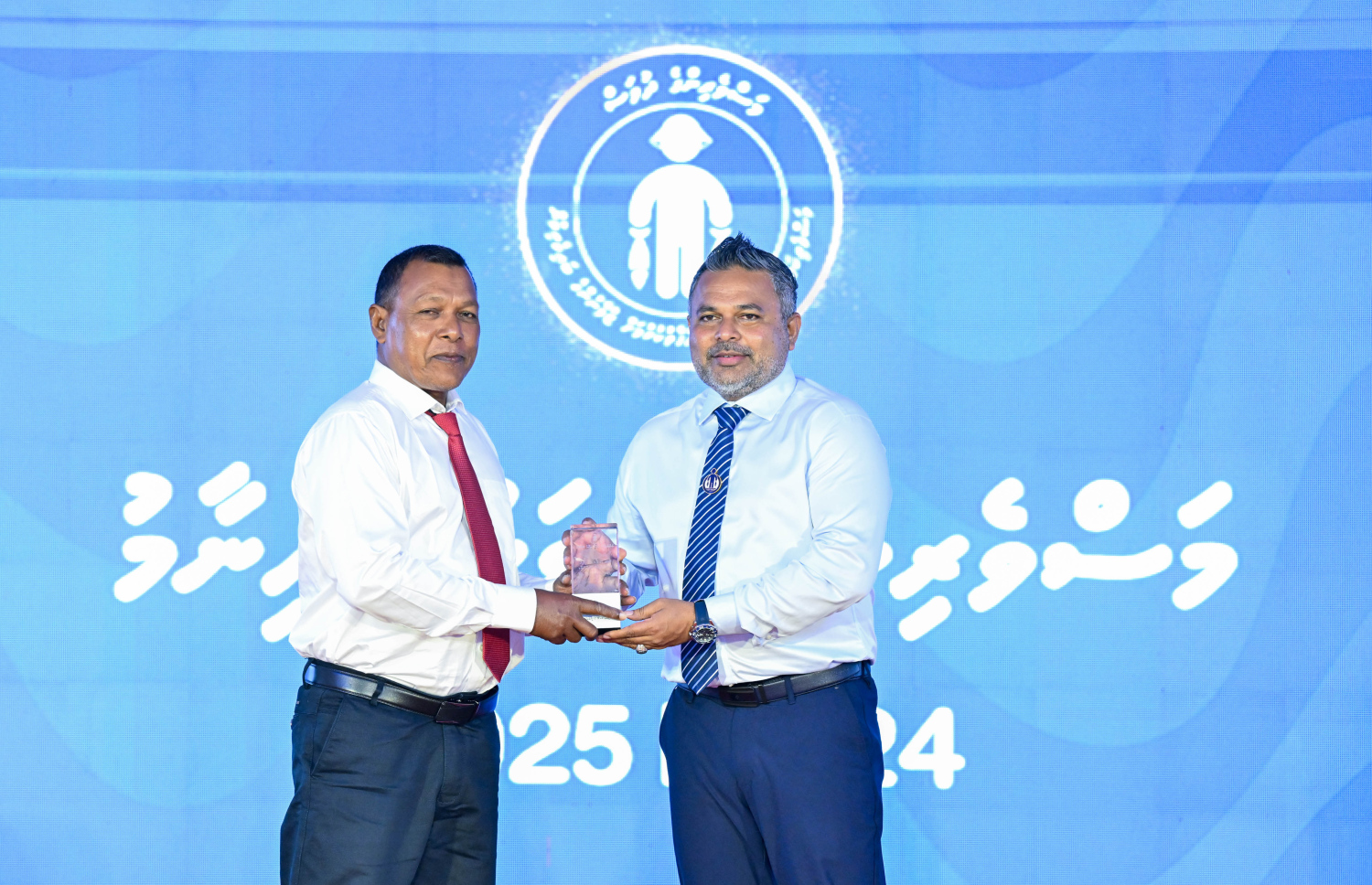 މަސްވެރިންގެ ދުވަސް ފާހަގަކުރަން ދުވާފަރުގައި ރޭ ބޭއްވި ޖަލްސާގައި މަސްވެރިއަކަށް މިނިސްޓަރު އަހްމަދު ޝިޔާމް އިނާމު ދެއްވަނީ.---ފޮޓޯ: ރައީސް އޮފީސް