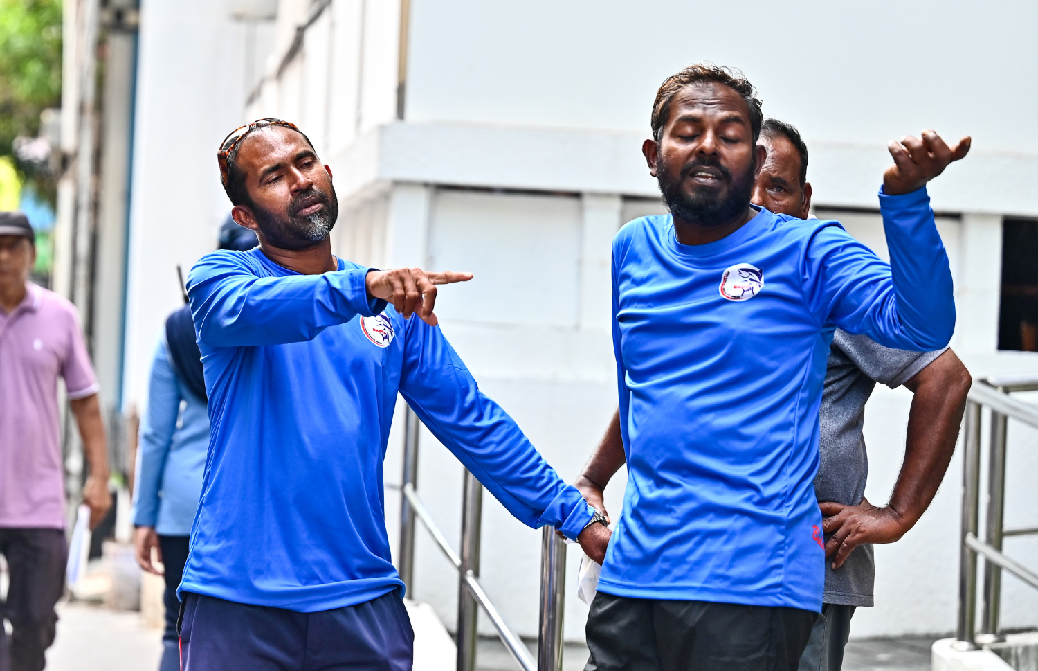 ފިޝަރީޒް މިނިސްޓަރު ޝިޔާމާއި ބޮޑުކަންނެލީގެ މަސްވެރިންގެ އިސްވެރިންގެ ބައްދަލުވުން ފިޝަރީޒް މިނިސްޓްރީގައި މިއަދު ހެނދުނު ކުރިއަށް ގެންދިޔަ ވަގުތު ބައެއް މަސްވެރިން ވެލާނާ ބިލްޑިންގުގެ ބޭރުގައި މަޑުކޮށްލައިގެން.---ފޮޓޯ: ފަޔާޒު މޫސާ| މިހާރު