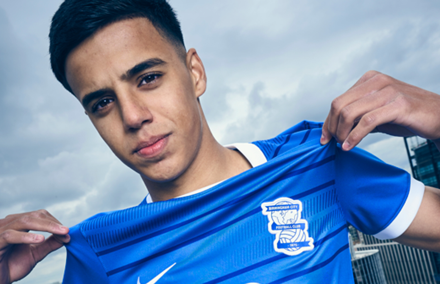 ބާމިންހަމް ސިޓީ އަށާއި އިންގްލެންޑްގެ 17 އަހަރުންދަށުގެ ގައުމީ ޓީމަށް ވެސް ކުޅުނު މިޑްފީލްޑަރު ބްރެންޑަން ކެލާ: އޭނާ އިންޑިއާގެ ގައުމީ ޓީމަށް ގެންނަން އެ ގައުމުގެ ފެޑެރޭޝަނުން ބޭނުންވޭ