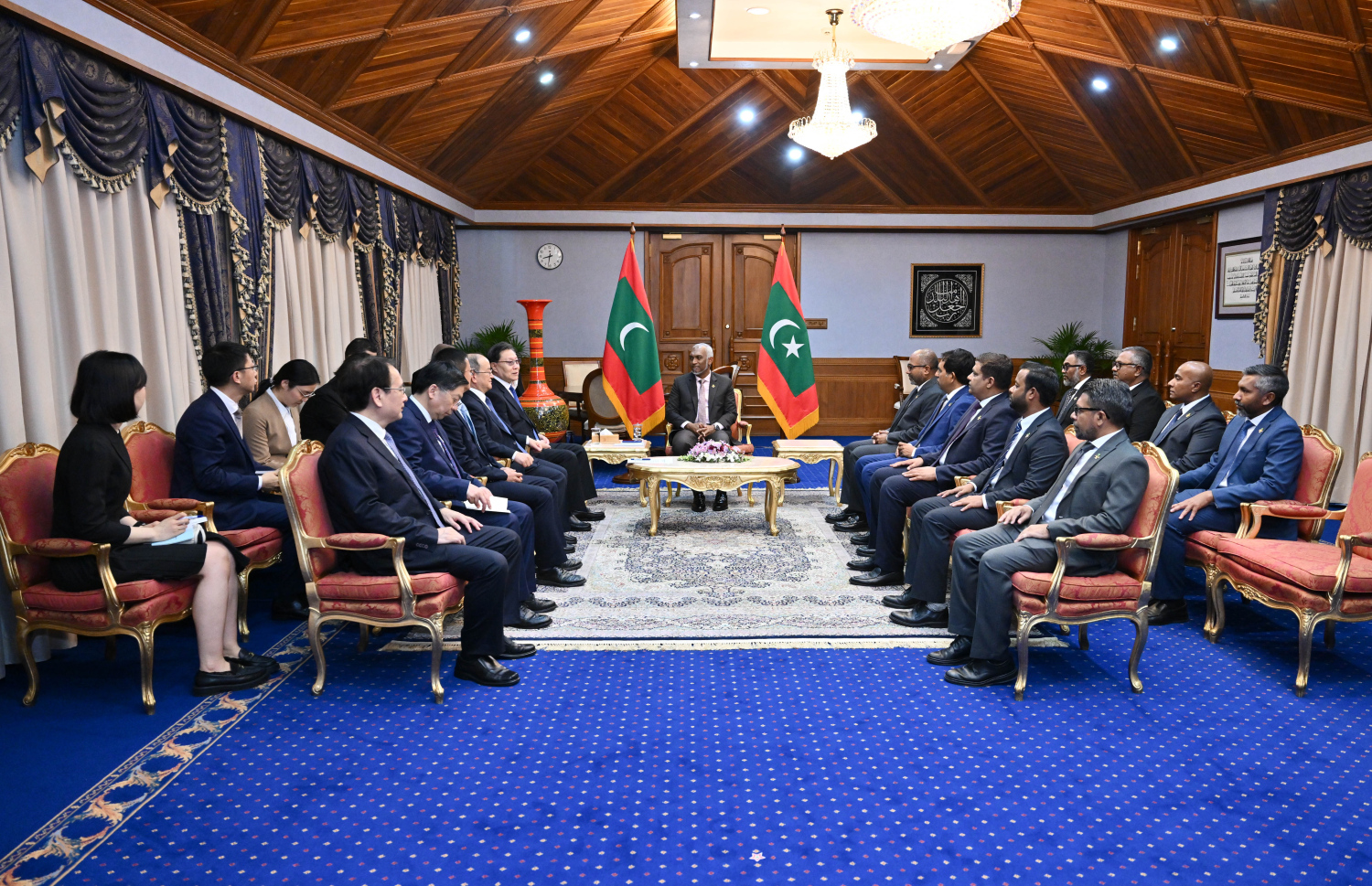 ރައީސް މުއިއްޒުގެ އަރިހަށް ޕީޕަލްސް ނެޝަނަލް ކޮންގްރެސް އޮފް ޗައިނާގެ 14ވަނަ ސްޓޭންޑިން ކޮމިޓީގެ ވައިސްޗެއާމަން، އިހްތިރާމުގެ ޒިޔާރަތެއް ކުރެއްވުން. --ފޮޓޯ: ރައީސް އޮފީސް