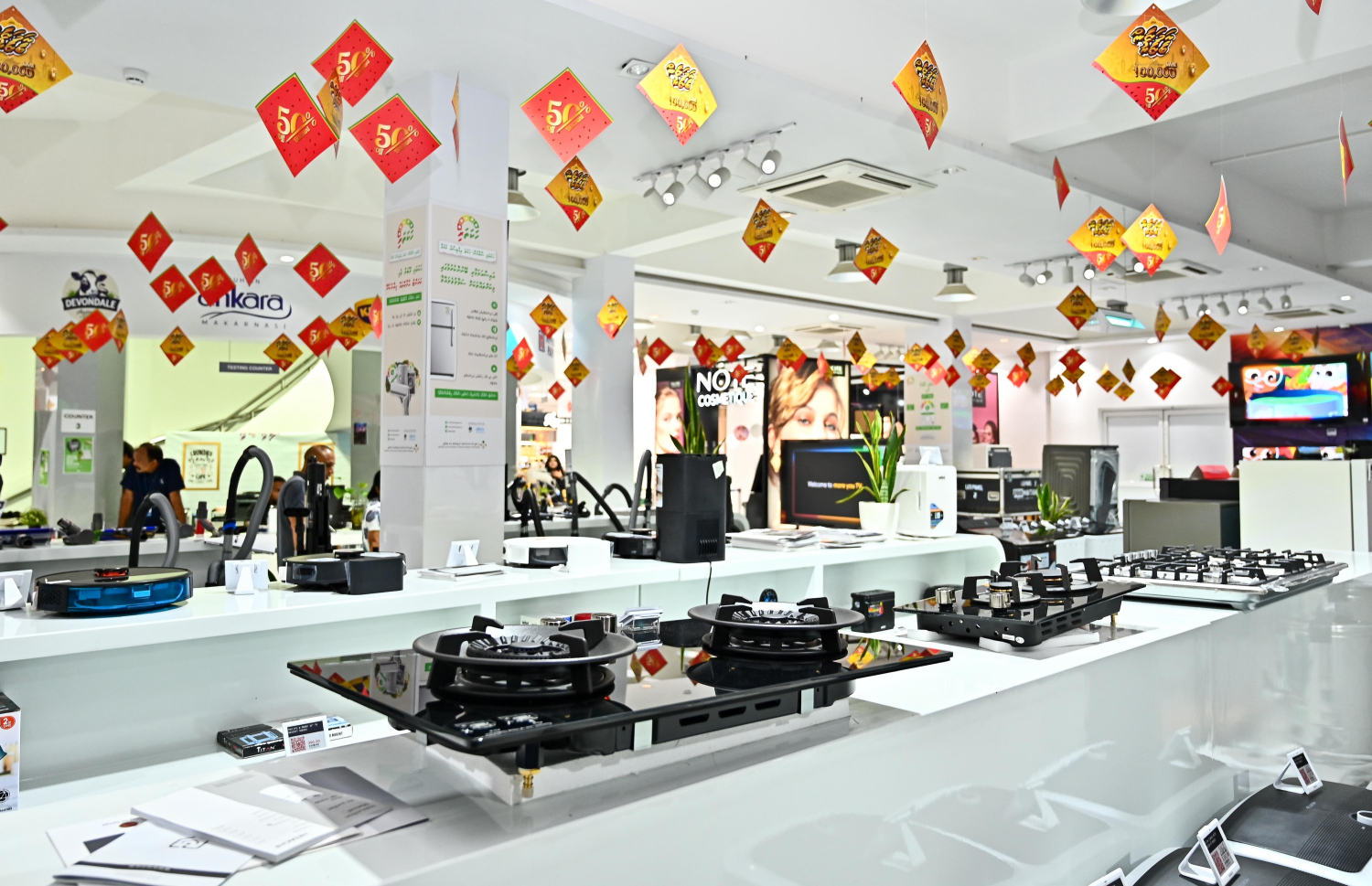 ކުރިއަށް އޮތް ރޯދަމަހަށް ހާއްސަ ކޮށްގެން އެސްޓީއޯ އިން ކުރިއަށް ގެެންދާ "ރަމަޒާން ބާޒާރު" ގައި ވިއްކަން ބަހައްޓާފައިވާ ބައެއް ސާމާނު.---ފޮޓޯ: ފަޔާޒު މޫސާ| މިހާރު