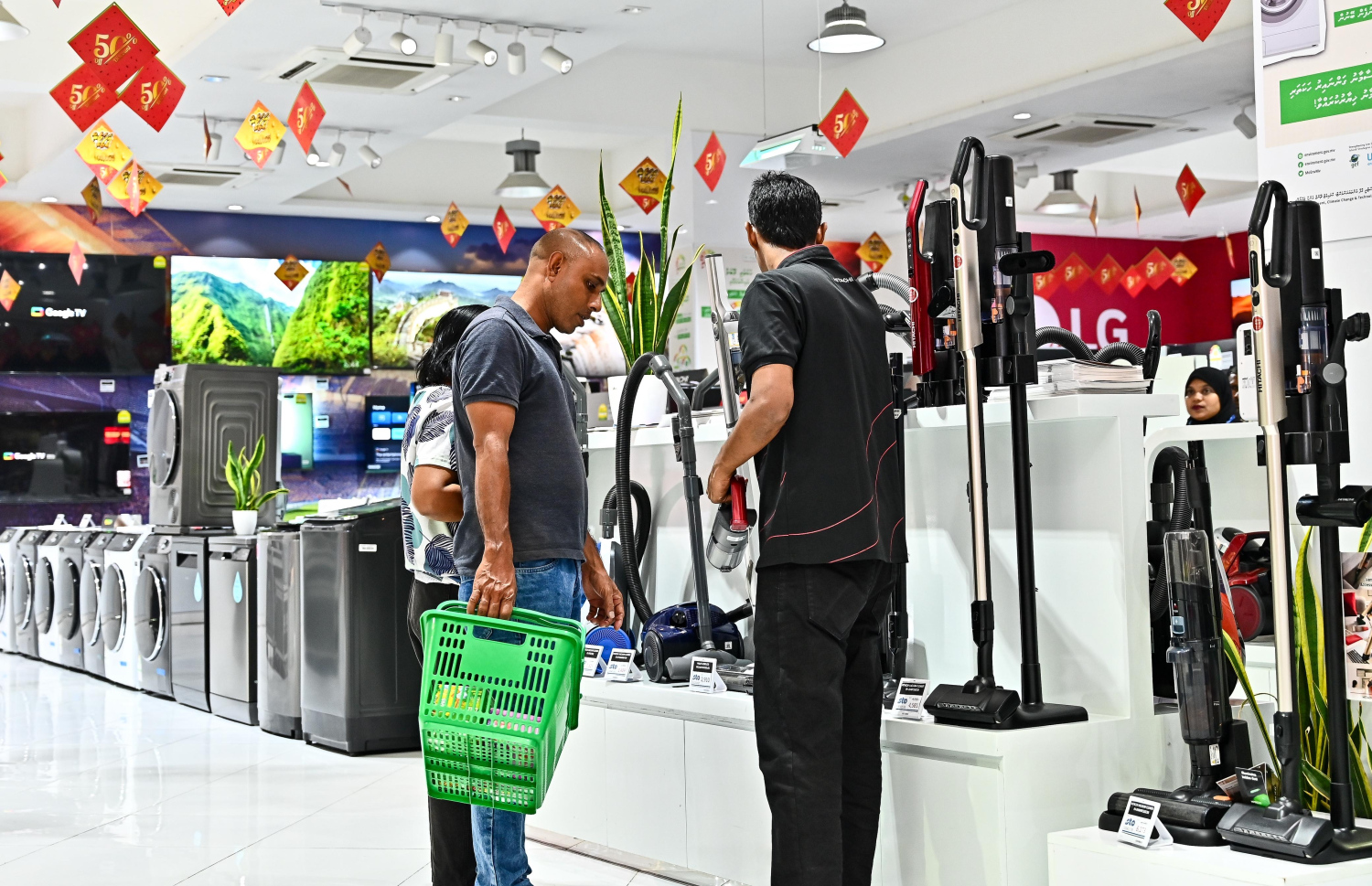 ކުރިއަށް އޮތް ރޯދަމަހަށް ހާއްސަ ކޮށްގެން އެސްޓީއޯ އިން މިރޭ ފެށި "ރަމަޒާން ބާޒާރު" ކުރިއަށް ގެންދާ އެސްޓީއޯ ޕީޕަލްސް ޗޮއިސް އަށް ދިޔަ ކަސްޓަމަރުންތަކެއް ބައެއް ސާމާނު ޗެކް ކުރަނީ.---ފޮޓޯ: ފަޔާޒު މޫސާ| މިހާރު