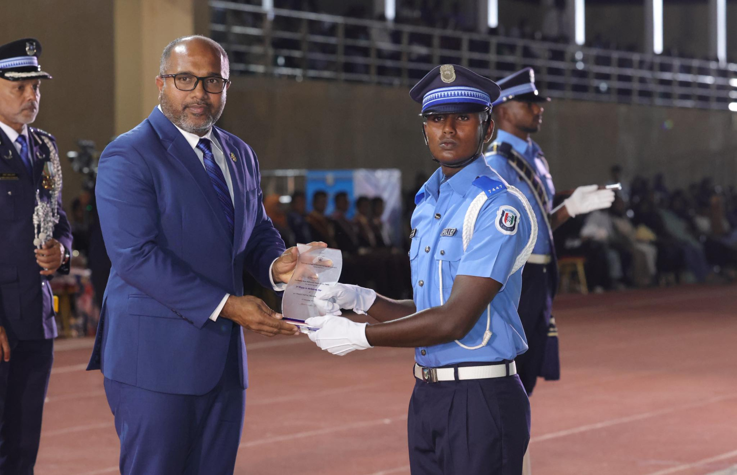 41 ވަނަ ޕޮލިސް އިނީޝަލް ޓްރެއިނިން ކޯހުުން ވަނައަކަށް ހޮވުނު ދަރިވަރަކާ ހޯމް މިނިސްޓަރު އިހުސާން ރޭ އިނާމު ހަވާލު ކޮށްދެއްވަނީ.---ފޮޓޯ: ޕޮލިސް