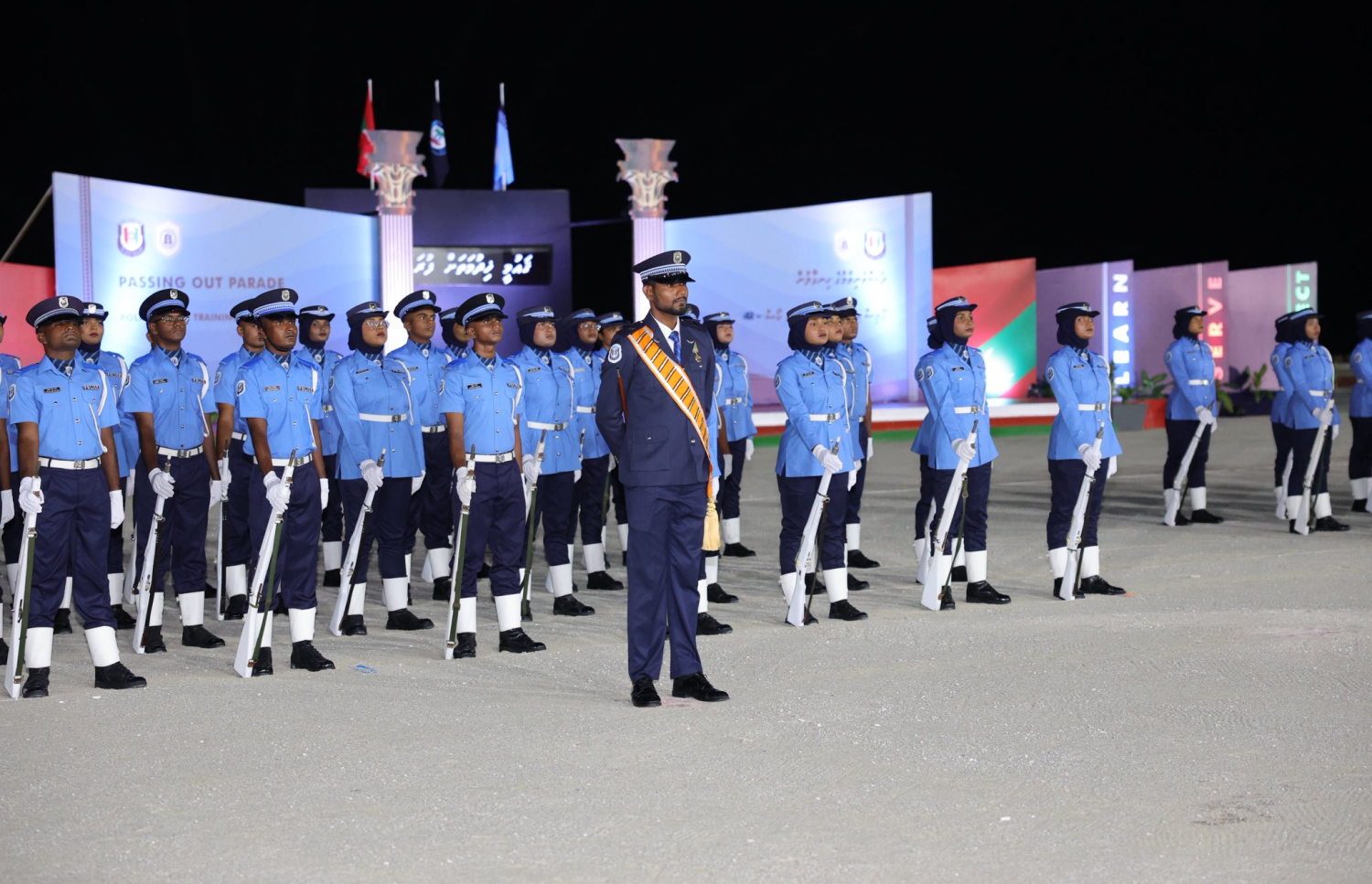 41 ވަނަ ޕޮލިސް އިނީޝަލް ޓްރެއިނިން ކޯސް ފުރިހަމަކުރި ފުލުހުން އެ ކޯހުގެ ނިމުން ފާހަގަކުރުމަށް ރޭ ބޭއްވި ރަސްމިއްޔާތުގައި ބައިވެރިވަނީ.---ފޮޓޯ: ޕޮލިސް