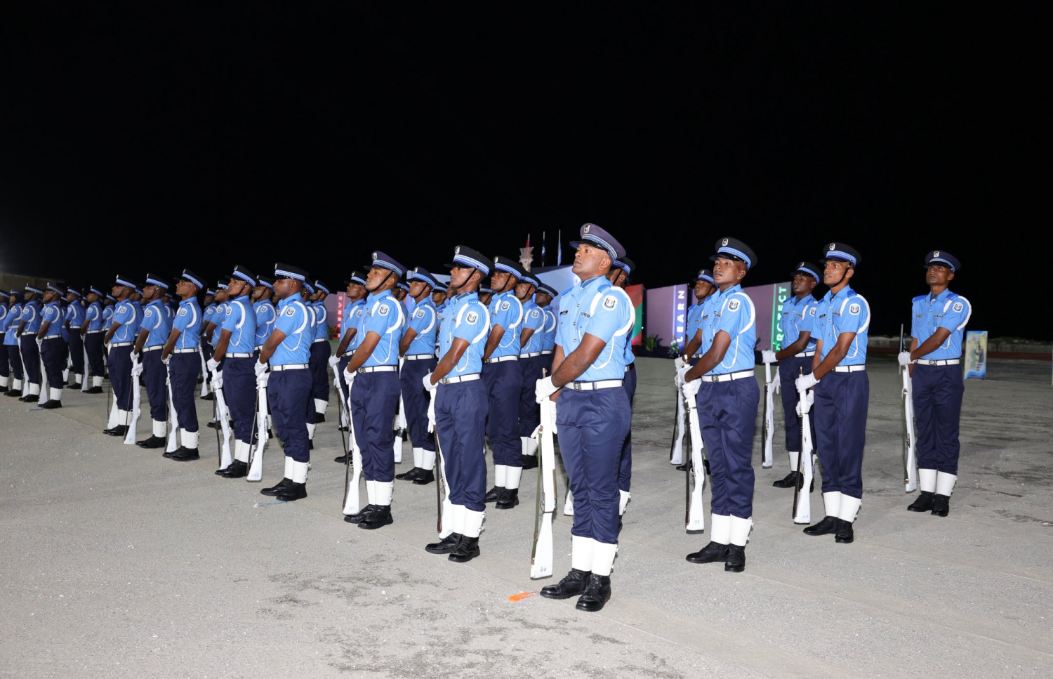 41 ވަނަ ޕޮލިސް އިނީޝަލް ޓްރެއިނިން ކޯސް ފުރިހަމަކުރި ފުލުހުން އެ ކޯހުގެ ނިމުން ފާހަގަކުރުމަށް ރޭ ބޭއްވި ރަސްމިއްޔާތުގައި ބައިވެރިވަނީ.---ފޮޓޯ: ޕޮލިސް