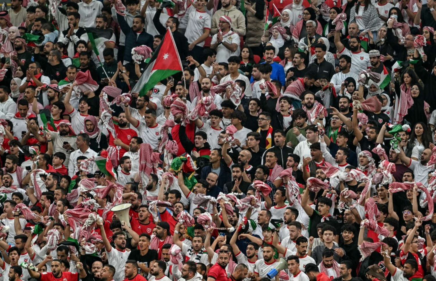 ސައުދީ އަރަބިއްޔާއާ ދެކޮޅަށް ކުޅުނު މެޗުގައި ޖޯޑަންގެ ސަޕޯޓަރުން.-- ފޮޓޯ: އޭއެފްޕީ