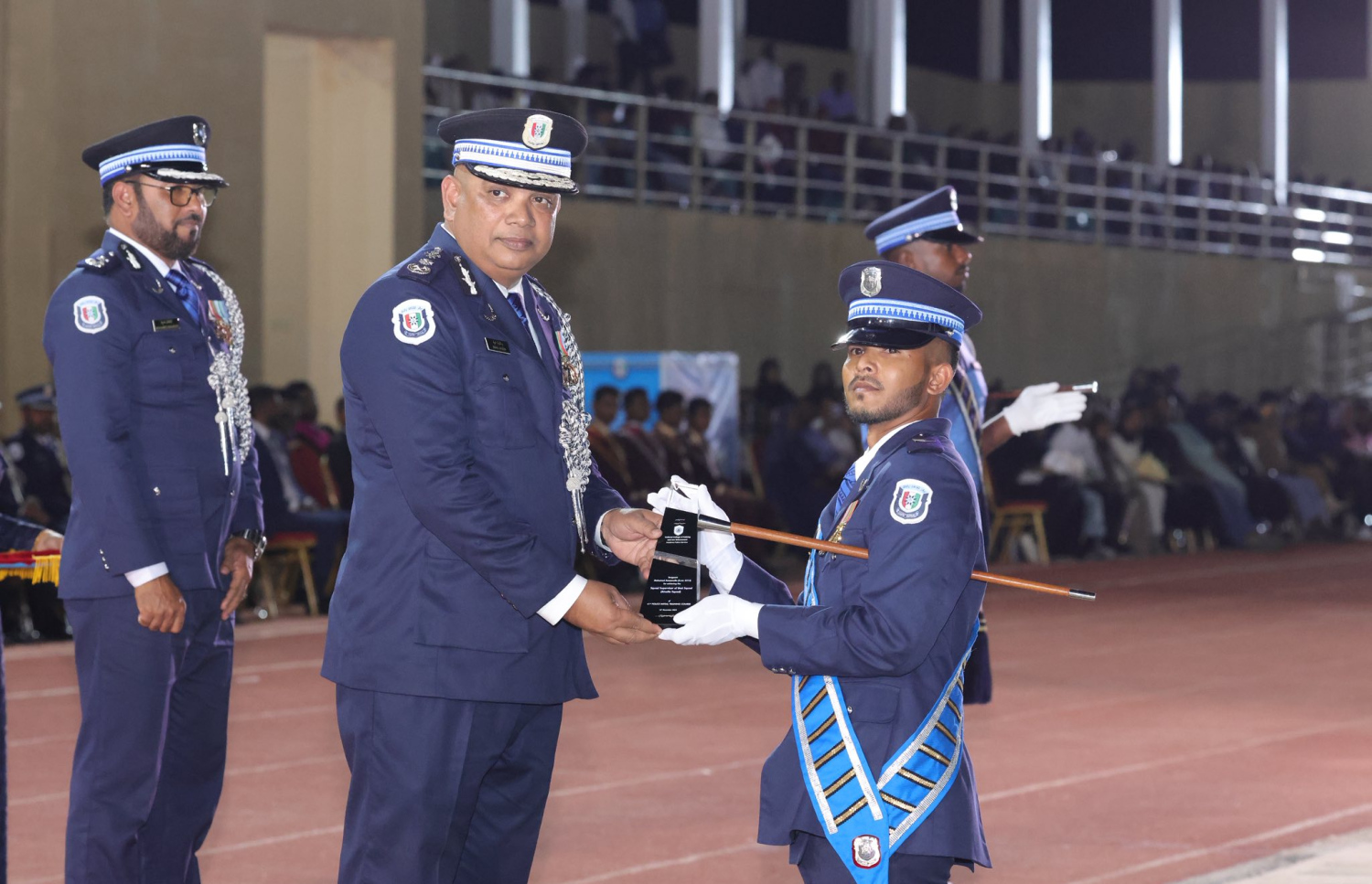 41 ވަނަ ޕޮލިސް އިނީޝަލް ޓްރެއިނިން ކޯހުުން ވަނައަކަށް ހޮވުނު ދަރިވަރަކާ ޕޮލިސް ކޮމިޝަނަރު ނަވީރް ރޭ އިނާމު ހަވާލު ކޮށްދެއްވަނީ.---ފޮޓޯ: ޕޮލިސް