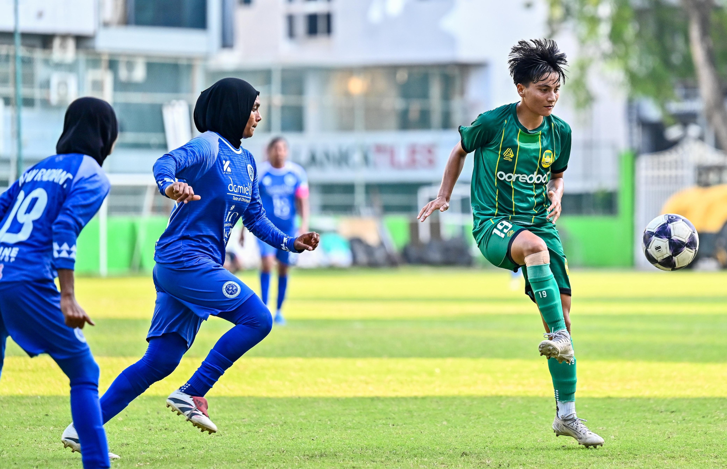 ނިއު އާ ދެކޮޅަށް ކުޅުނު މެޗުގައި މާޒިޔާގެ ނޭޕާލް ކުޅުންތެރިޔާ ދީޕާ ޝާހީ ބޯޅަ ކޮންޓްރޯލް ކުރަނީ.-- ފޮޓޯ: ފަޔާޒް މޫސާ | މިހާރު