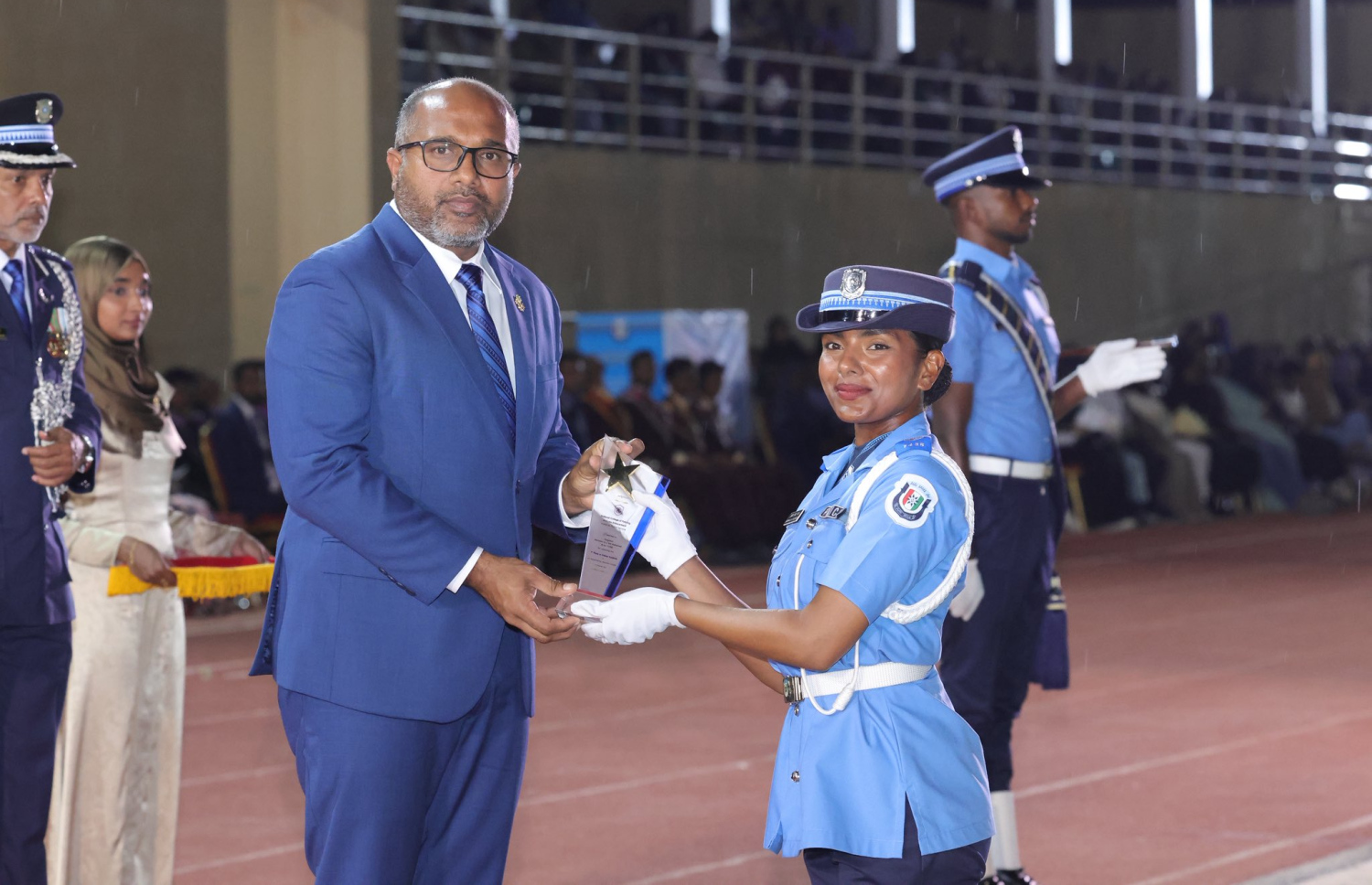 ފުލުހުންގެ 41 ވަނަ އަސާސީ ތަމްރީން ކޯހުގައި އިންޑޯ ސަބްޖެކްޓްސްގެ އެންމެ މޮޅު ދަރިވަކަށް ހޮވުނު ސާޖަންޓް މަރިޔަމް ލުއުލާ މުހައްމަދަށް  ހޯމް މިނިސްޓަރު އަލީ އިހުސާން ޓްރޮފީ ހަވާލުކުރައްވަނީ. -- ފޮޓޯ: ޕޮލިސް