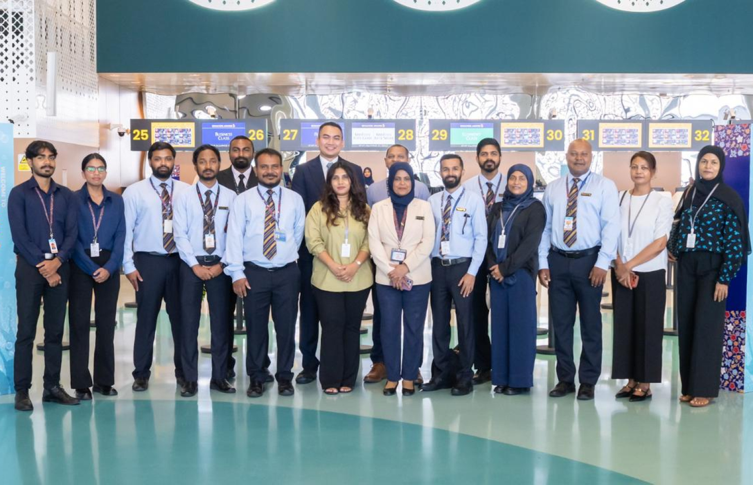 ވީއައިއޭގެ އާ ޓާމިނަލްގައި ސިންގަޕޯ އެއާލައިނުން ހިދުމަތް ދޭން ފެށުން ފާހަގަކުރުމަށް މިއަދު ބޭއްވި ރަސްމިއްޔާތަށް ފަހު، އެމްއޭސީއެލްގެ ބައެއް އޮފިޝަލުންނާއި އެ އެއާލައިންގެ އޮފިޝަލުން ފޮޓޯއަކަށް ތައްޔާރުވެގެން.---ފޮޓޯ: އެމްއޭސީއެލް