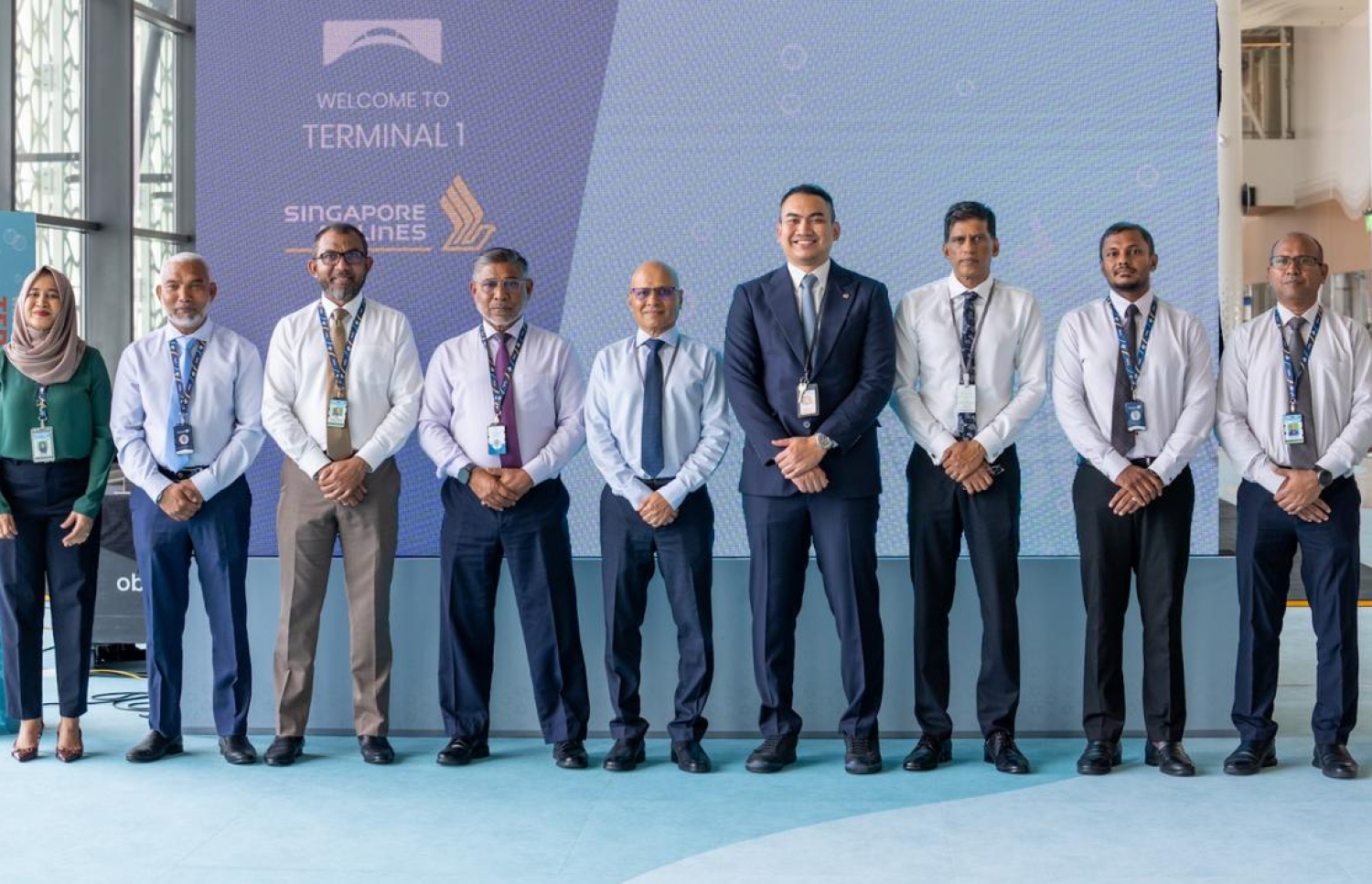 ވީއައިއޭގެ އާ ޓާމިނަލްގައި ސިންގަޕޯ އެއާލައިނުން ހިދުމަތް ދޭން ފެށުން ފާހަގަކުރުމަށް މިއަދު ބޭއްވި ރަސްމިއްޔާތުގެ ޝަރަފުވެރި މެހުމާން ދިރާގުގެ ސީއީއޯ އަދި އެމްޑީ އިސްމާއިލް އާއި އެމްއޭސީއެލްގެ އެމްޑީ ޝަރީފާއި އެމްއޭސީއެލް އާއި ސިންގަޕޯ އެއާލައިން އަދި ދިރާގުގެ ބައެއް އޮފިޝަލުން ފޮޓޯއަކަށް ތައްޔާރުވެގެން.---ފޮޓޯ: އެމްއޭސީއެލް