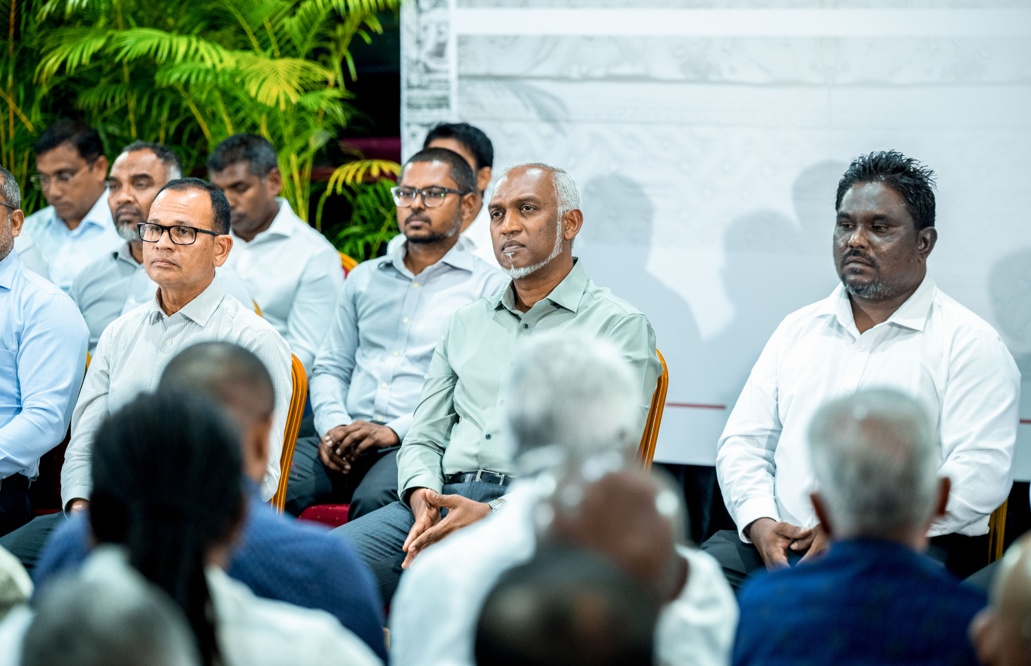 ގަލޮޅުގެ ރައްޔިތުންނާ ބައްދަލުކުރައްވަން ރައީސް މުއިއްޒު ބޭއްވެވި ބައްދަލުވުމުގައި އާންމުންގެ ސުވާލުތައް އެ މަނިކުފާނު އަޑުއައްސަވަނީ.-- ފޮޓޯ: ނިޝާން އަލީ | މިހާރު