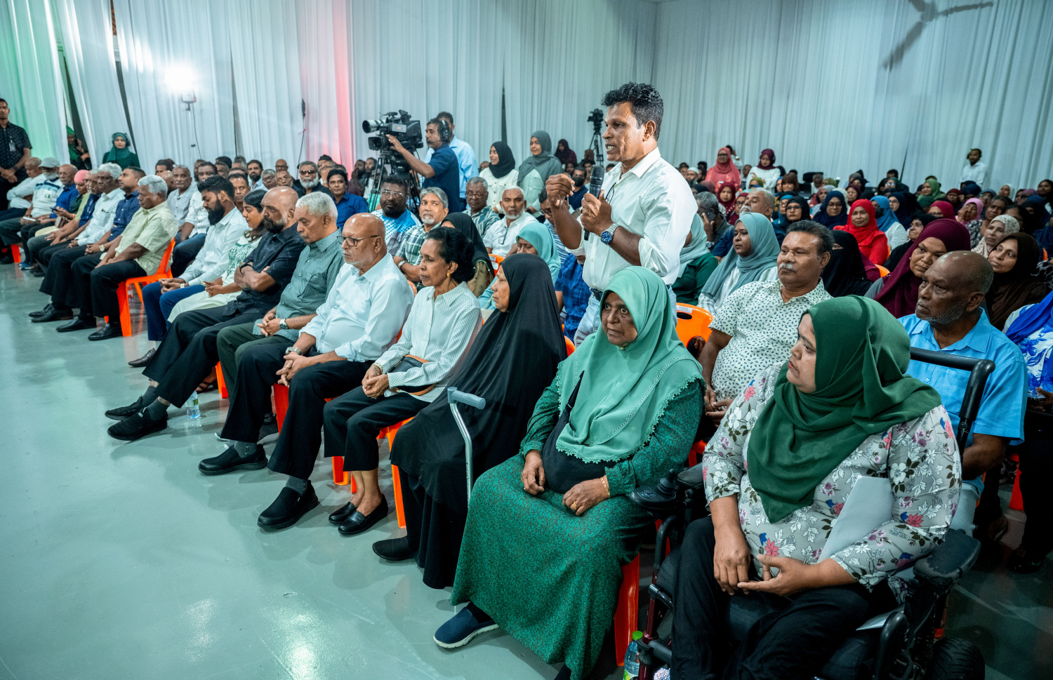 ގަލޮޅުގެ ރައްޔިތުންނާ ބައްދަލުކުރައްވަން ރައީސް މުއިއްޒު ބޭއްވެވި ބައްދަލުވުމުގައި އާންމުންގެ މީހަކު ސުވާލުކުރަނީ -- ފޮޓޯ: ނިޝާން އަލީ | މިހާރު