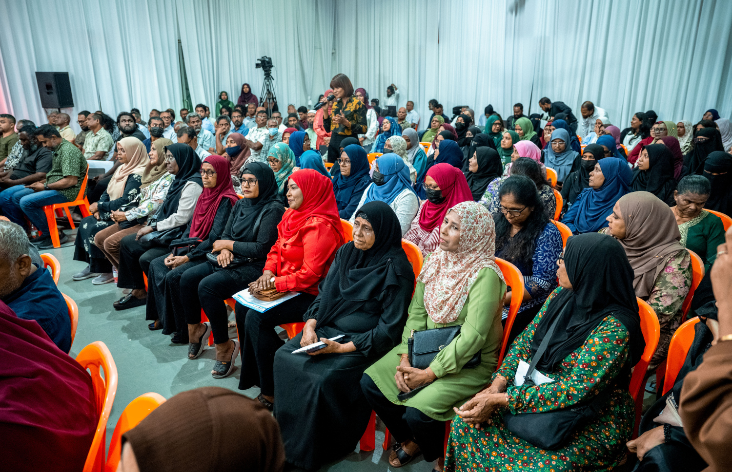 ރައީސް މުއިއްޒު ގަލޮޅުގެ ރައްޔިތުންނާ ބައްދަލުކުރައްވަން ބޭއްވި ބައްދަލުވުމުގައި ގަލޮޅަށް ނިސްބަތްވާ ބައެއް ރައްޔިތުން ބައިވެރިވަނީ -- ފޮޓޯ: ނިޝާން އަލީ | މިހާރު