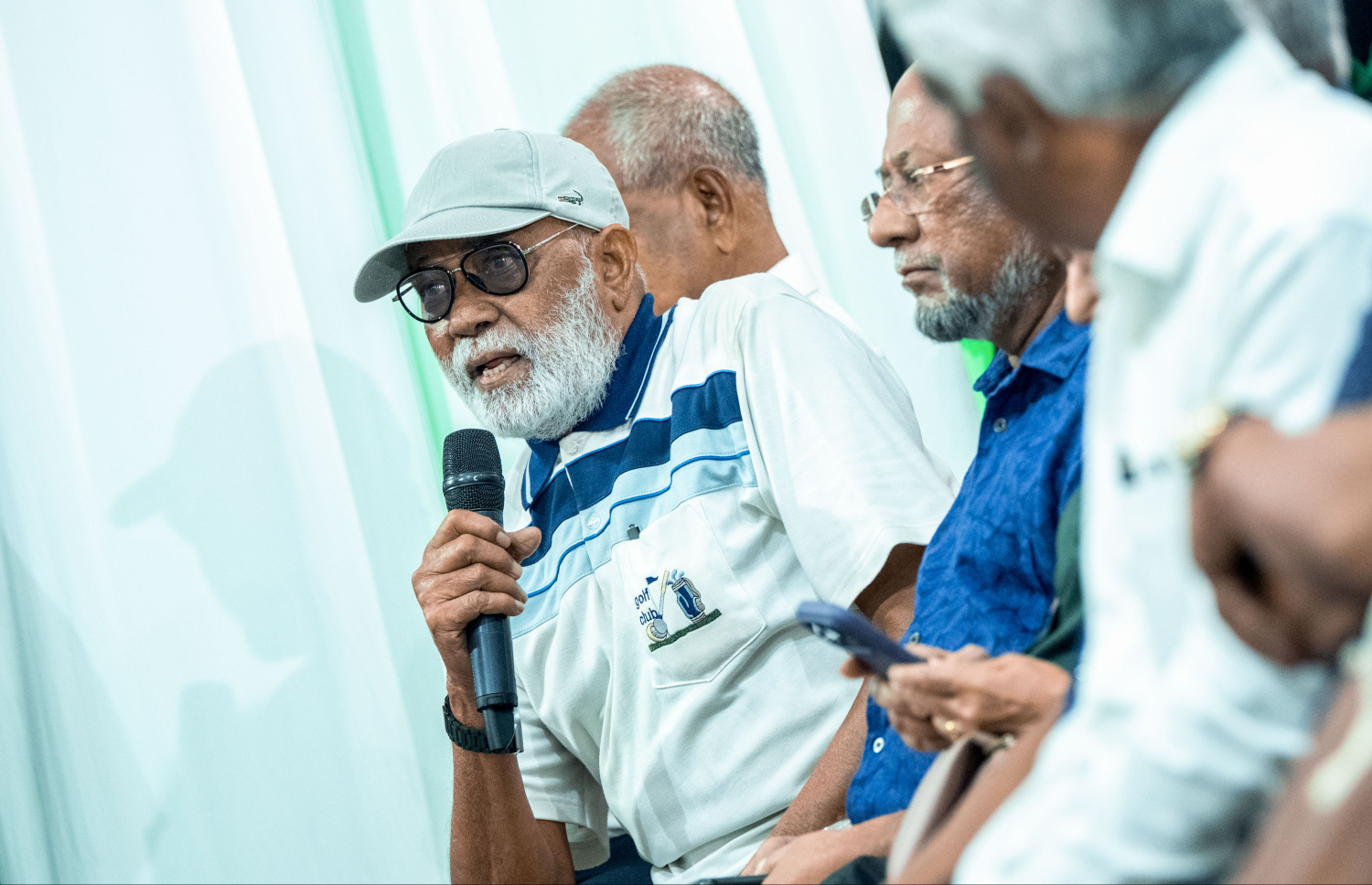 ގަލޮޅުގެ ރައްޔިތުންނާ ބައްދަލުކުރައްވަން ރައީސް މުއިއްޒު ބޭއްވެވި ބައްދަލުވުމުގައި އާންމުންގެ މީހަކު ސުވާލުކުރަނީ -- ފޮޓޯ: ނިޝާން އަލީ | މިހާރު