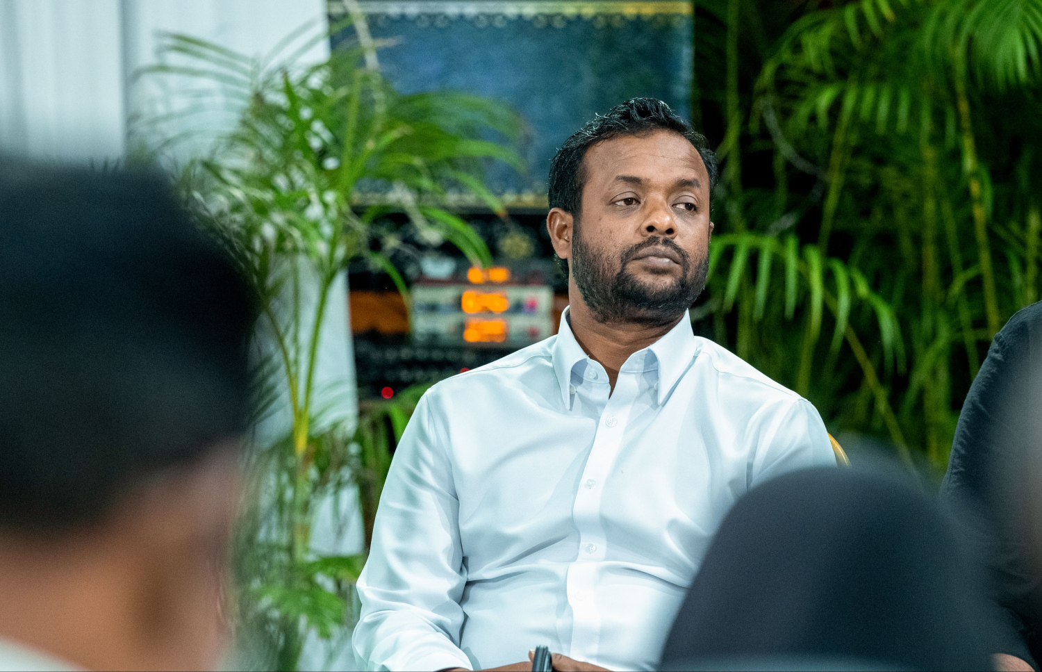 ގަލޮޅުގެ ރައްޔިތުންނާ ބައްދަލުކުރައްވަން ރައީސް މުއިއްޒު ބޭއްވެވި ބައްދަލުވުމުގައި ހައުސިން މިނިސްޓަރު ޑރ. އަބްދުﷲ މުއްތަލިބު  ބައިވެރިވެވަޑައިގަންނަވަނީ -- ފޮޓޯ: ނިޝާން އަލީ | މިހާރު