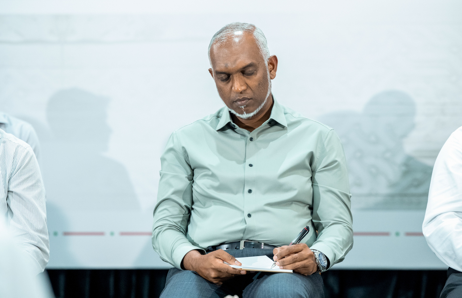 ގަލޮޅުގެ ރައްޔިތުންނާ ބައްދަލުކުރައްވަން ރައީސް މުއިއްޒު ބޭއްވެވި ބައްދަލުވުމުގައި އާންމުންގެ ސުވާލުތައް ރައީސް ނޯޓްކުރައްވަނީ .---ފޮޓޯ: ނިޝާން އަލީ | މިހާރު