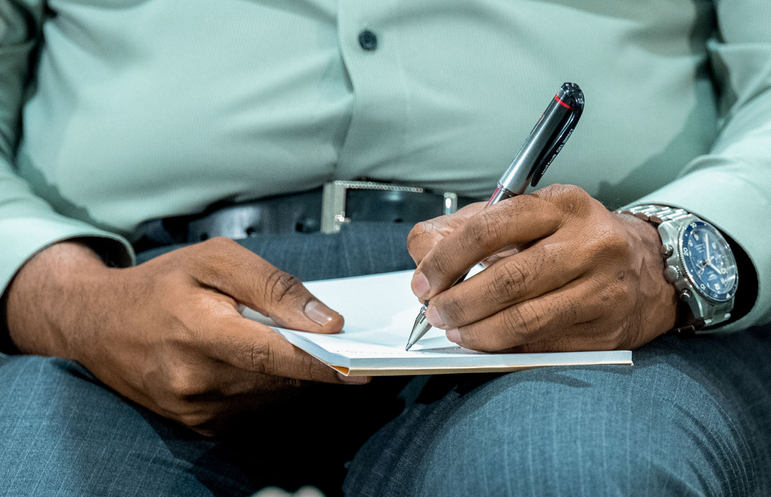 ގަލޮޅުގެ ރައްޔިތުންނާ ބައްދަލުކުރައްވަން ރައީސް މުއިއްޒު ބޭއްވެވި ބައްދަލުވުމުގައި އާންމުންގެ ސުވާލުތައް ރައީސް ނޯޓްކުރައްވަނީ .---ފޮޓޯ: ނިޝާން އަލީ | މިހާރު