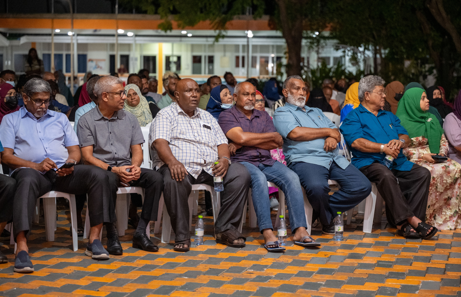 ރައީސް މުއިއްޒު ގަލޮޅުގެ ރައްޔިތުންނާ ބައްދަލުކުރައްވަން ބޭއްވި ބައްދަލުވުމުގައި ގަލޮޅަށް ނިސްބަތްވާ ބައެއް ރައްޔިތުން ބައިވެރިވަނީ -- ފޮޓޯ: ނިޝާން އަލީ | މިހާރު