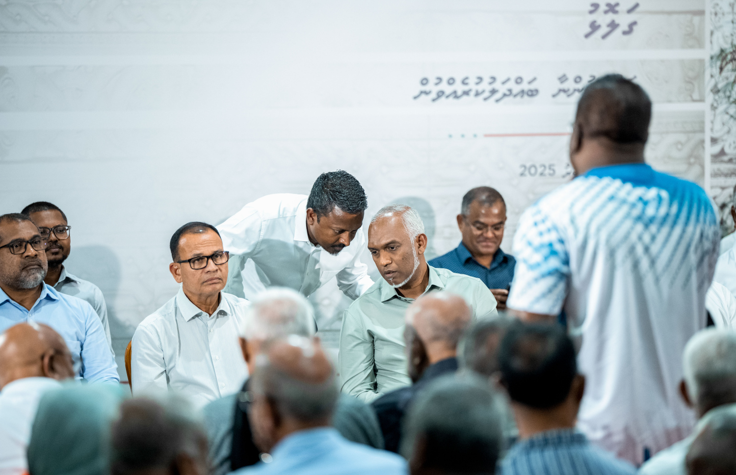 ރައީސް ޑރ. މުހައްމަދު މުއިއްޒު ގަލޮޅުގެ ރައްޔިތުންނާ ބައްދަލުކުރެއްވުމަށް ބޭއްވި ޖަލްސާ.-- ފޮޓޯ: ނިޝާން އަލީ | މިހާރު