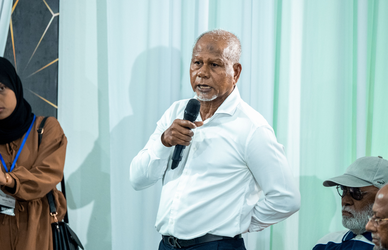 ގަލޮޅުގެ ރައްޔިތުންނާ ބައްދަލުކުރައްވަން ރައީސް މުއިއްޒު ބޭއްވެވި ބައްދަލުވުމުގައި އާންމުންގެ މީހަކު ސުވާލުކުރަނީ -- ފޮޓޯ: ނިޝާން އަލީ | މިހާރު