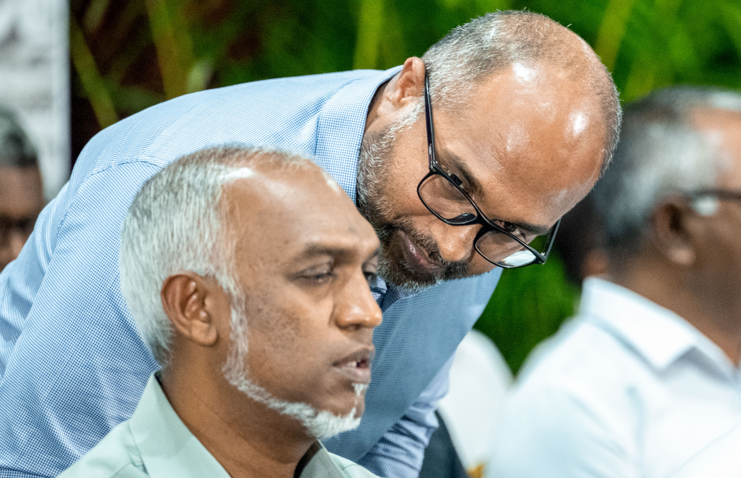 ގަލޮޅުގެ ރައްޔިތުންނާ ބައްދަލުކުރައްވަން ބޭއްވެވި ބައްދަލުވުމުގައި ރައީސް މުއިއްޒާއި ހޯމް މިނިސްޓަރު އިހުސާނު މަޝްވަރާ ކުރައްވަނީ .---ފޮޓޯ: ނިޝާން އަލީ | މިހާރު