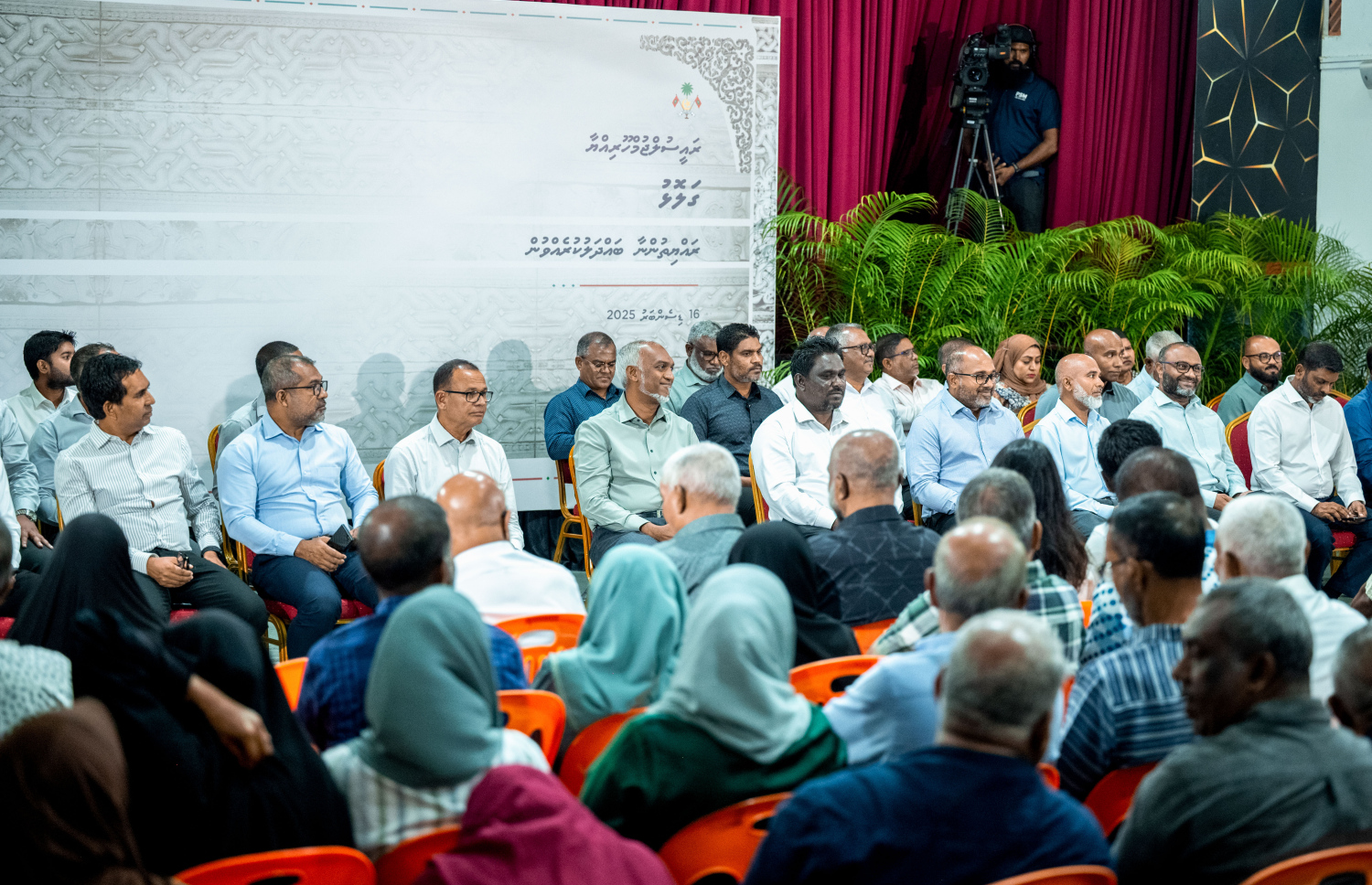 ގަލޮޅުގެގެ ރައްޔިތުންނާ ބައްދަލު ކުރެއްވުމަށް ބޭއްވި ޖަލްސާގައި ރައީސް މުއިއްޒާއި ވަޒީރުން ބައިވެރިވެ ވަޑައިގަންނަވަނީ -- ފޮޓޯ:ނިޝާން އަލީ | މިހާރު