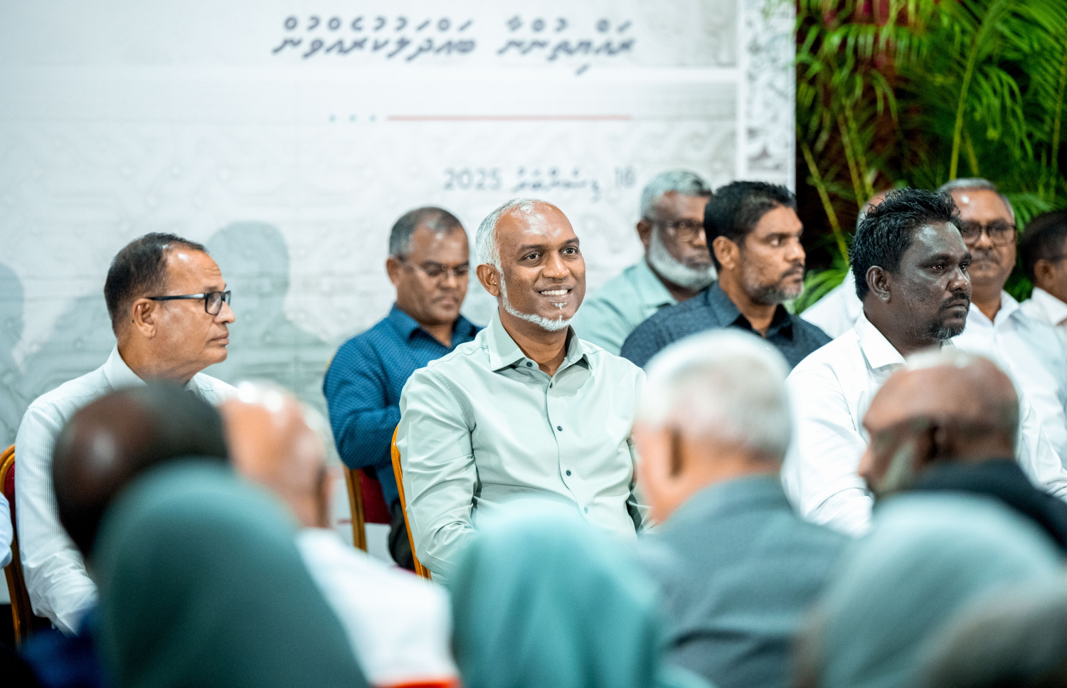 ގަލޮޅުގެ ރައްޔިތުންނާ ބައްދަލުކުރައްވަން ރައީސް މުއިއްޒު ބޭއްވެވި ބައްދަލުވުމުގައި އާންމުންގެ ސުވާލުތައް އެ މަނިކުފާނު އަޑުއައްސަވަނީ.-- ފޮޓޯ: ނިޝާން އަލީ | މިހާރު
