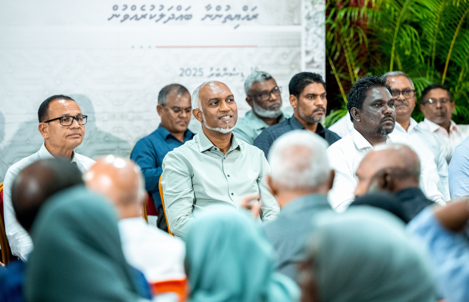 ގަލޮޅުގެ ރައްޔިތުންނާ ބައްދަލުކުރައްވަން ރައީސް މުއިއްޒު ބޭއްވެވި ބައްދަލުވުމުގައި އާންމުންގެ ސުވާލުތައް އެ މަނިކުފާނު އަޑުއައްސަވަނީ.-- ފޮޓޯ: ނިޝާން އަލީ | މިހާރު