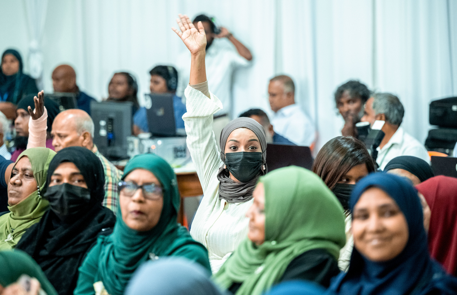 ރައީސް މުއިއްޒު ގަލޮޅުގެ ރައްޔިތުންނާ ބައްދަލުކުރައްވަން ބޭއްވި ބައްދަލުވުމުގައި ގަލޮޅަށް ނިސްބަތްވާ ބައެއް ރައްޔިތުން ބައިވެރިވަނީ -- ފޮޓޯ: ނިޝާން އަލީ | މިހާރު