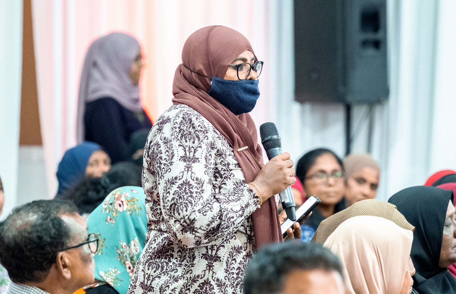 ގަލޮޅުގެ ރައްޔިތުންނާ ބައްދަލުކުރައްވަން ރައީސް މުއިއްޒު ބޭއްވެވި ބައްދަލުވުމުގައި އާންމުންގެ މީހަކު ސުވާލުކުރަނީ -- ފޮޓޯ: ނިޝާން އަލީ | މިހާރު