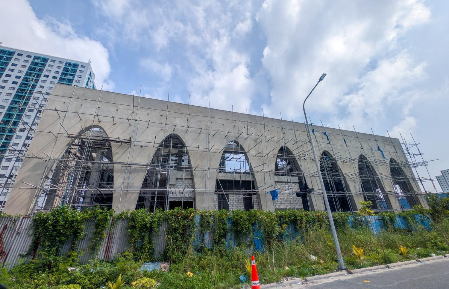 އެސްޖޭ މިސްކިތުގެ މަސައްކަތް މިހާރު ގޮސްފައިވާ ހިސާބު: އެ ތަނުގެ މަސައްކަތް މި ޑިސެމްބަރަށް ނިމޭނެ ކަމަށް މިނިސްޓްރީން ވަނީ މި އަހަރުގެ ޖެނުއަރީ މަހު ބުނެފައި.---ފޮޓޯ: ފަޔާޒު މޫސާ| މިހާރު