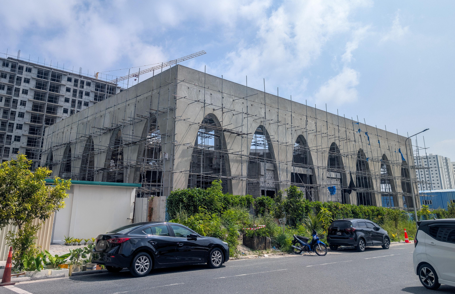 އެސްޖޭ މިސްކިތުގެ މަސައްކަތް މިހާރު ގޮސްފައިވާ ހިސާބު: އެތަނުގެ މަސައްކަތް މި ޑިސެމްބަރަށް ނިމޭނެ ކަމަށް މިނިސްޓްރީން ވަނީ ބުނެފައި.--- ---ފޮޓޯ: ފަޔާޒު މޫސާ| މިހާރު