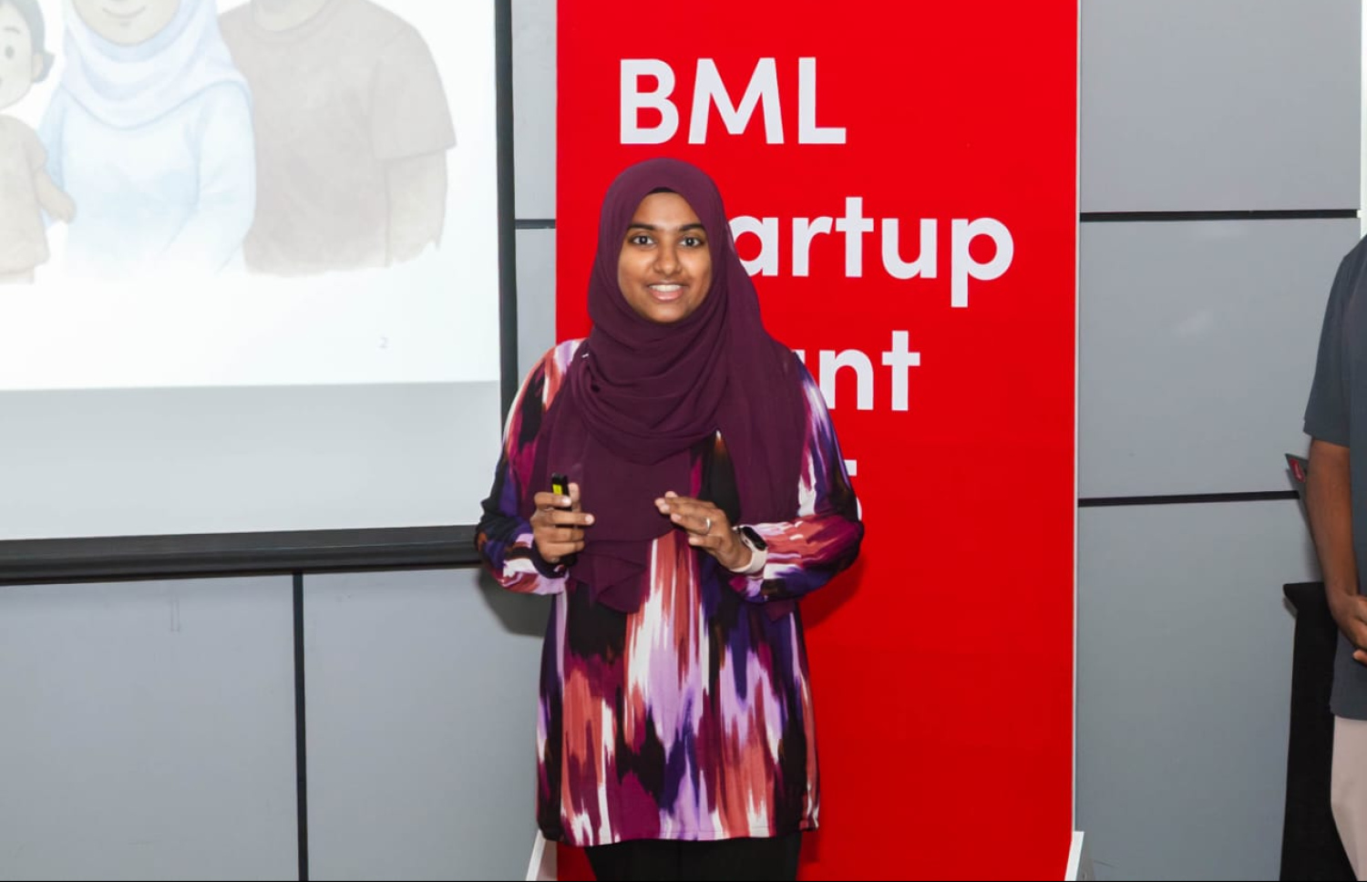 ބީއެމްއެލް ސްޓާޓަޕް ގްރާންޓް ލިބުނު ބޭފުޅަކު ރަސްމިއްޔާތުގައި ބައިވެރިވަނީ. -- ފޮޓޯ:ބީއެމްއެލް