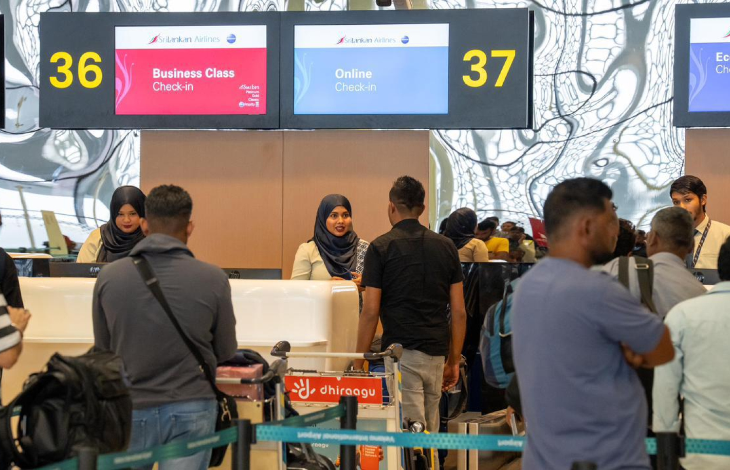 ވީއައިއޭގެ އާ ޓާމިނަލްގައި މިއަދު ހިދުމަތް ދޭން ފެށި ސްރީލަންކަން އެއާލައިންސްގެ ފުރަތަމަ ފްލައިޓުން އައި ފަސިންޖަރުންނަށް މަރުހަބާ ކިޔަނީ.---ފޮޓޯ: އެމްއޭސީއެލް