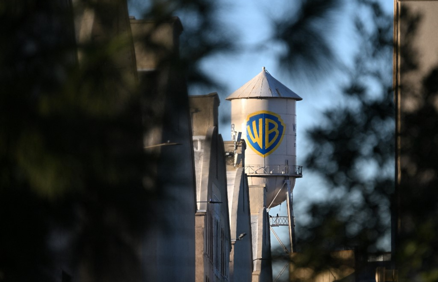 ވޯނާ ބްރޯސް އާއި ޕެރަމައުންޓް އެއްކޮށްލުމާ ހޮލީވުޑް ދެކޮޅު!