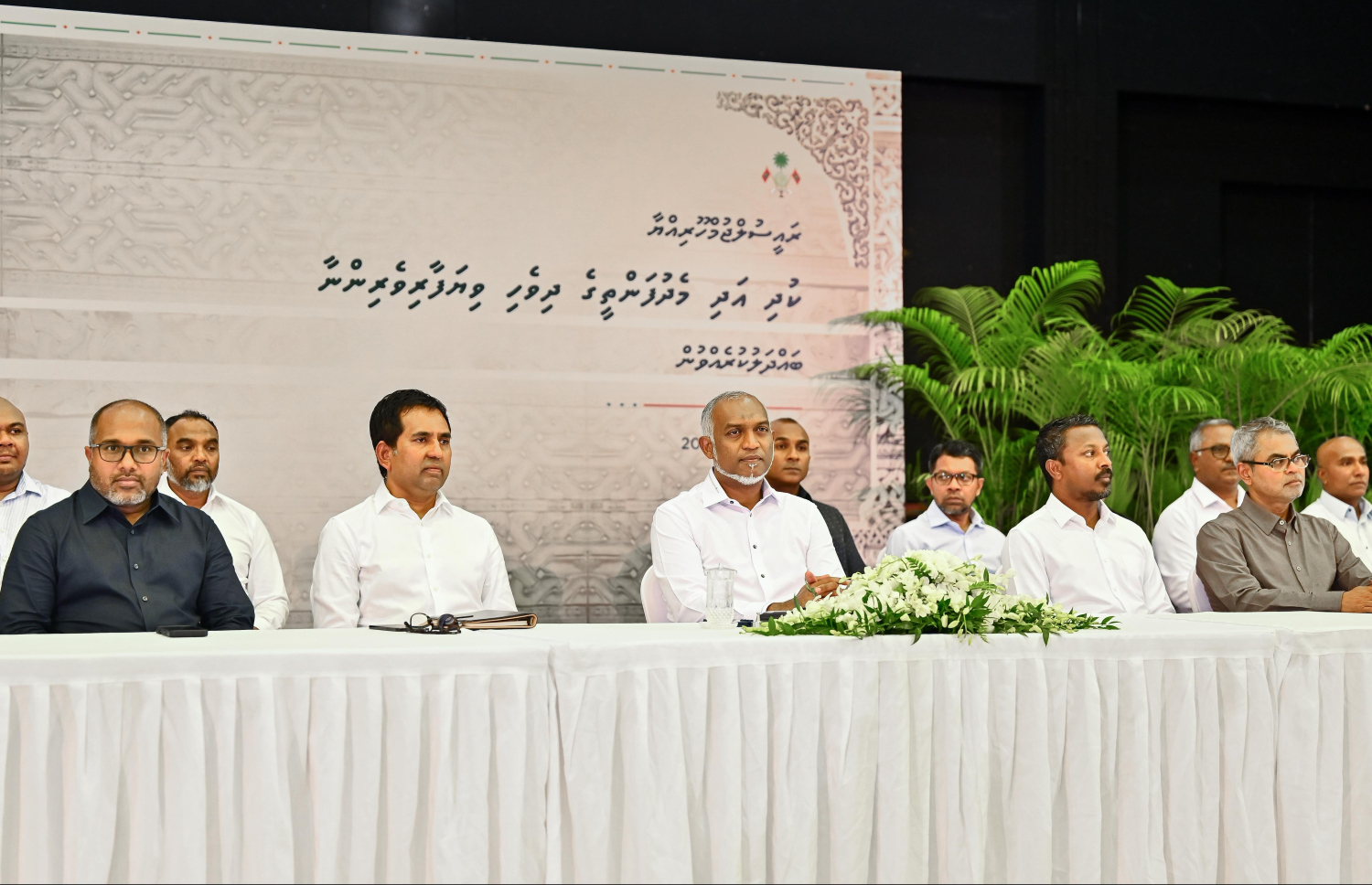 ރައީސް މުއިއްޒު ކުދި އަދި މެދުފަންތީގެ ވިޔަފާރިވެރިންގެ ޝަކުވާތައް ރޭ އަޑުއައްސަވަނީ.---ފޮޓޯ: ފަޔާޒު މޫސާ| މިހާރު