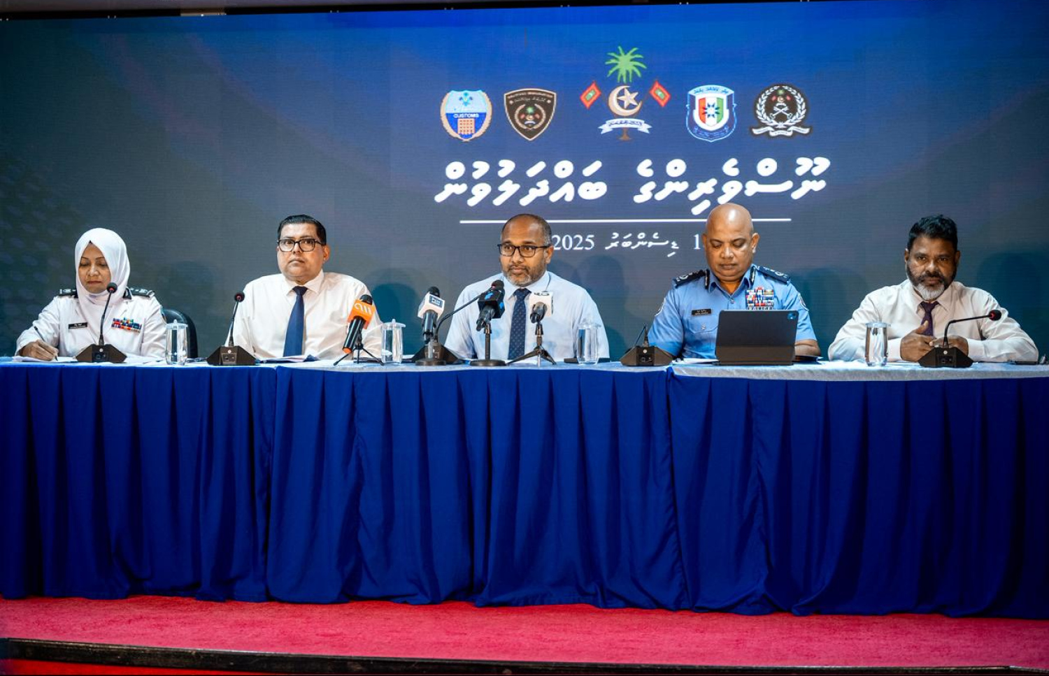 ހޯމް މިނިސްޓަރު އަލީ އިހުސާން ތަންފީޒީ އިދާރާތަކުގެ ވެރިންނާ އެކު މިއަދު ބޭއްވެވި ނޫސްވެރިންގެ ބައްދަލުވުމުގައި. ފޮޓޯ: ނިޝާން އަލީ | މިހާރު