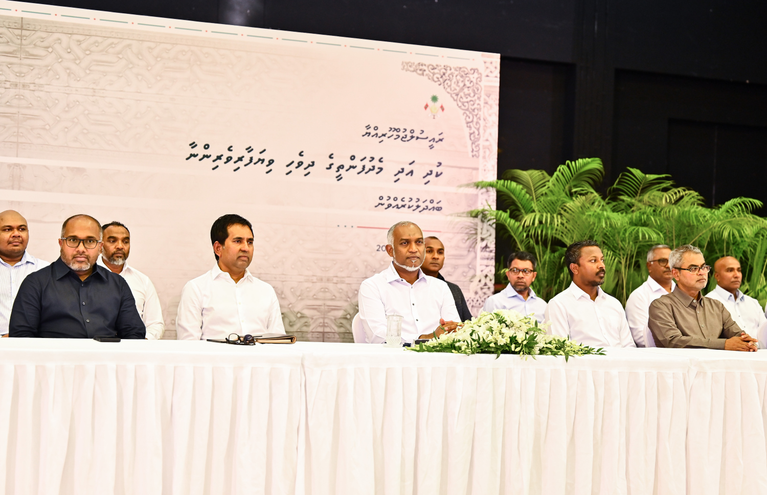 ކުދި އަދި މެދު ފަންތީގެ ވިޔަފާރިވެރިންނާ ބައްދަލުކުރެއްވުމަށް ސޯޝަލް ސެންޓަރުގައި ބޭއްވި ޖަލްސާގައި ރައީސާއި ބައެއް މިނިސްޓަރު ބައިވެރިވެ ވަޑައިގަންނަވަނީ -- ފޮޓޯ: ފަޔާޒު މޫސާ | މިހާރު