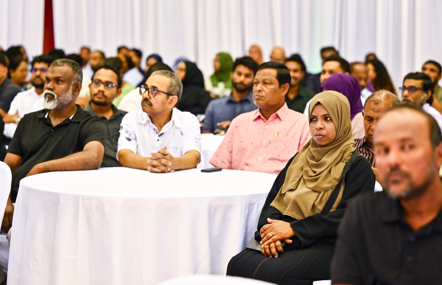 ރައީސް މުއިއްޒު ކުދި އަދި މެދުފަންތީގެ ވިޔަފާރިވެރިންނާ ބައްދަލުކުރެއްވުމަށް ބޭއްވި ޖަލްސާގައި ބައެއް ވިޔަފާރިވެރިން ބައިވެރިވަނީ -- ފޮޓޯ: ފަޔާޒު މޫސާ | މިހާރު