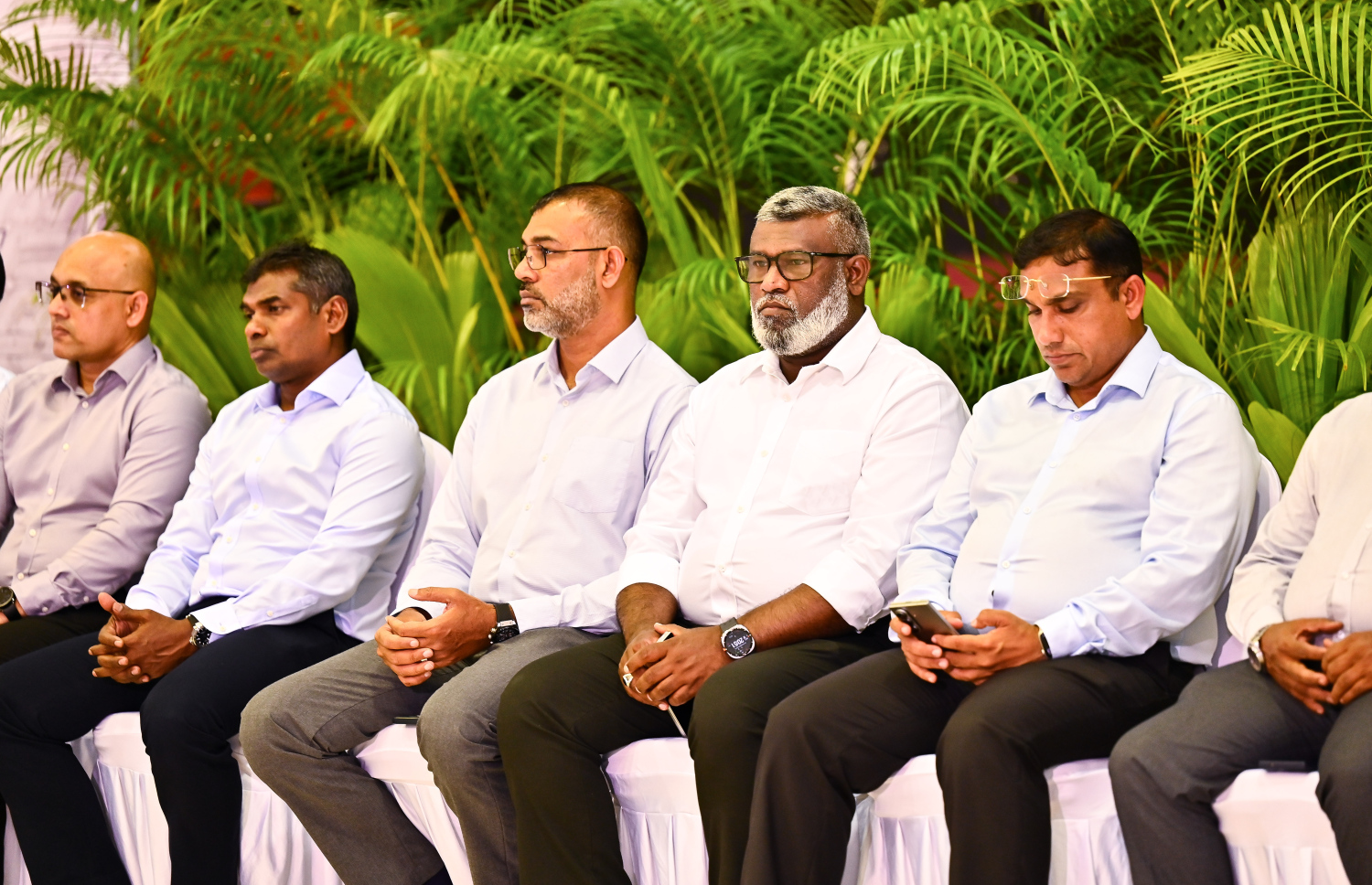 ރައީސް މުއިއްޒު ކުދި އަދި މެދުފަންތީގެ ވިޔަފާރިވެރިންނާ ބައްދަލުކުރެއްވުމަށް ބޭއްވި ޖަލްސާގައި ކުންފުނިތަކުގެ ވެރިން ބައިވެރިވަނީ -- ފޮޓޯ: ފަޔާޒު މޫސާ | މިހާރު