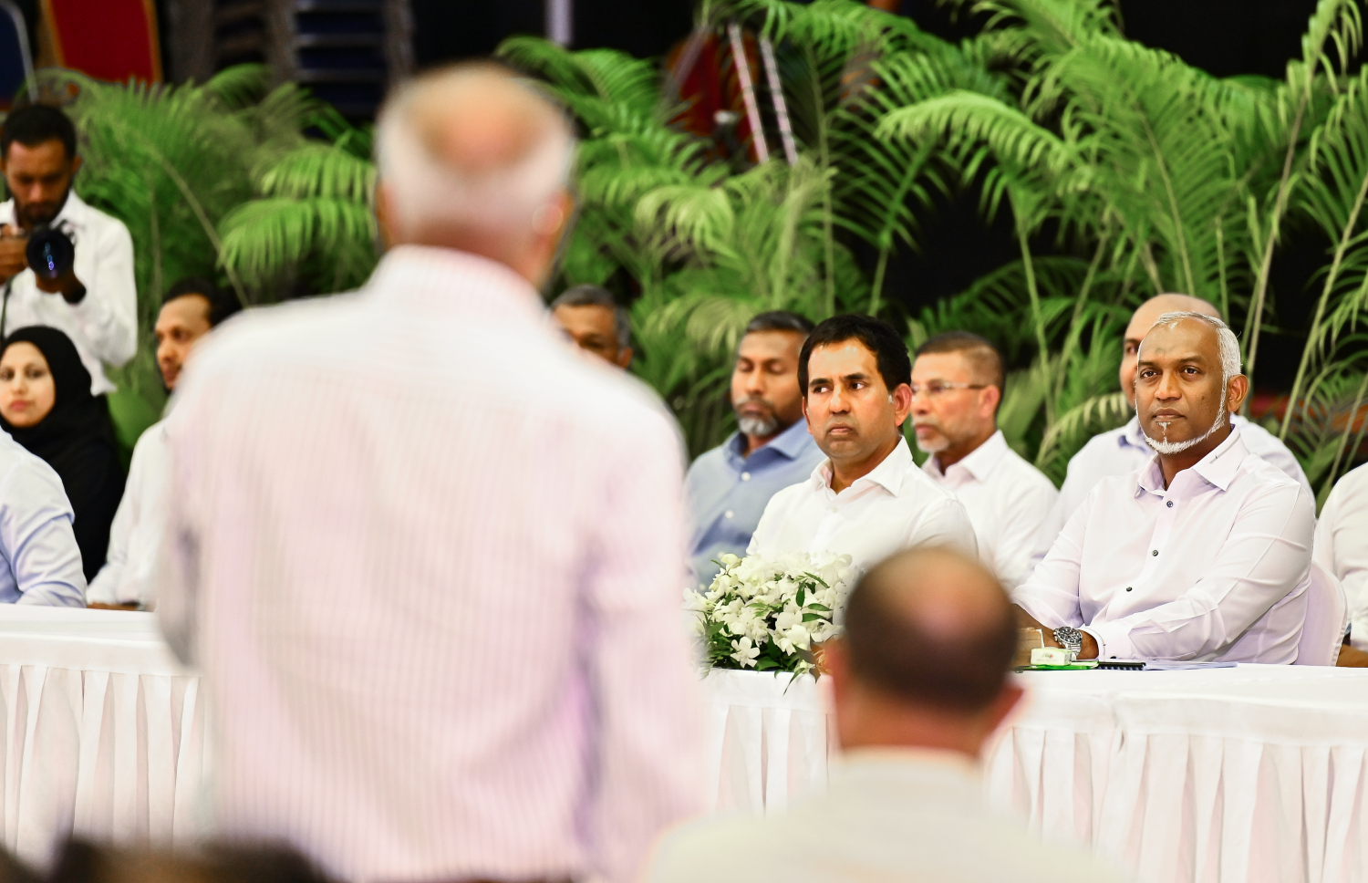 ކުދި އަދި މެދު ފަންތީގެ ވިޔަފާރިވެރިންނާ ރައީސް ބައްދަލުކުރެއްވުމަށް ބޭއްވި ޖަލްސާގައި ވިޔަފާރިވެރިއަކު ސުވާލުކުރަނީ -- ފޮޓޯ: ފަޔާޒު މޫސާ | މިހާރު