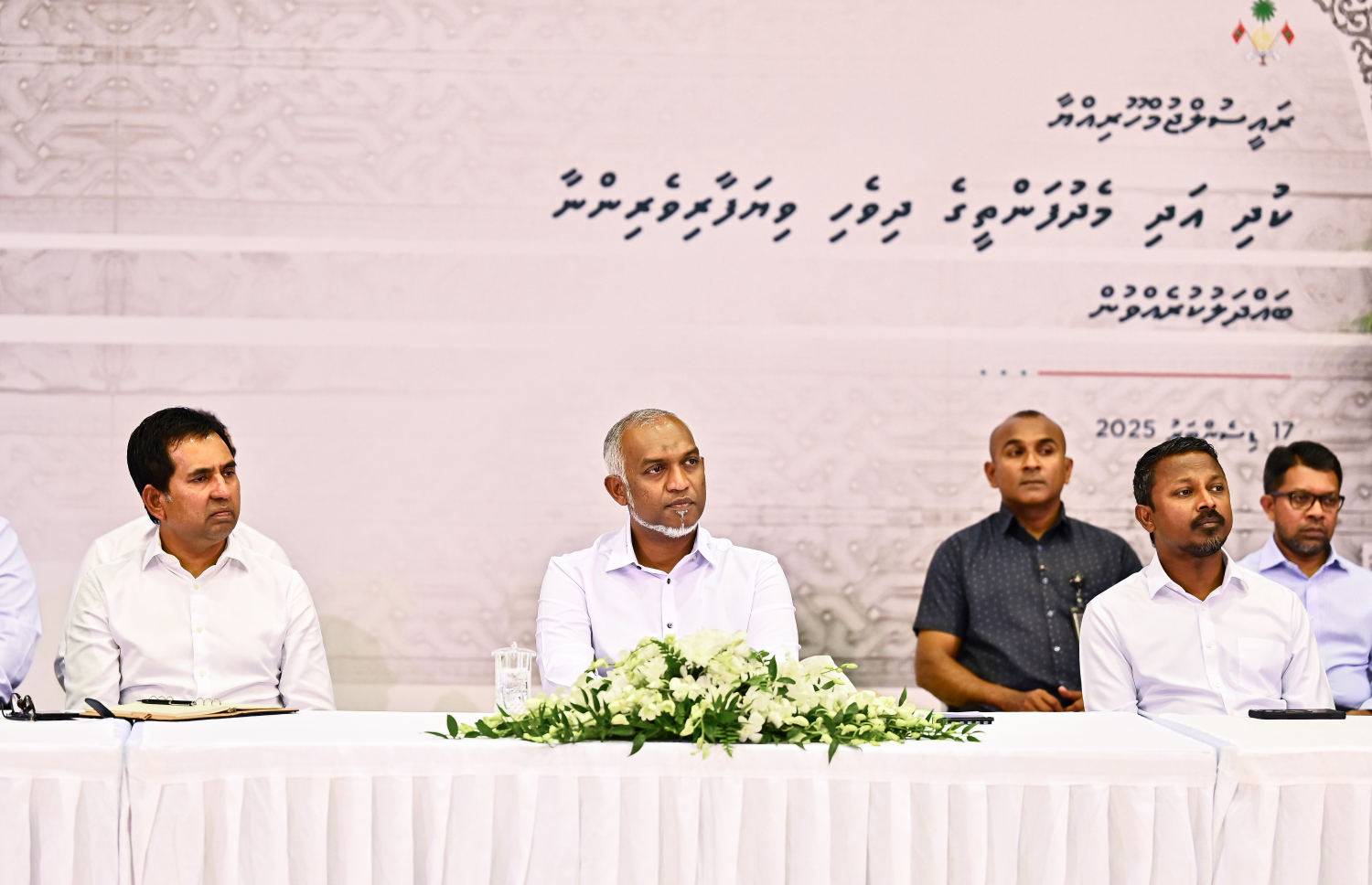 ކުދި އަދި މެދު ފަންތީގެ ވިޔަފާރިވެރިންނާ ބައްދަލުކުރެއްވުމަށް ސޯޝަލް ސެންޓަރުގައި ބޭއްވި ޖަލްސާގައި ރައީސާއި ބައެއް މިނިސްޓަރު ބައިވެރިވެ ވަޑައިގަންނަވަނީ -- ފޮޓޯ: ފަޔާޒު މޫސާ | މިހާރު