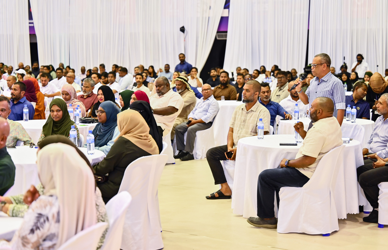 ކުދި އަދި މެދު ފަންތީގެ ވިޔަފާރިވެރިންނާ ރައީސް ބައްދަލުކުރެއްވުމަށް ބޭއްވި ޖަލްސާގައި ވިޔަފާރިވެރިއަކު ސުވާލުކުރަނީ -- ފޮޓޯ: ފަޔާޒު މޫސާ | މިހާރު