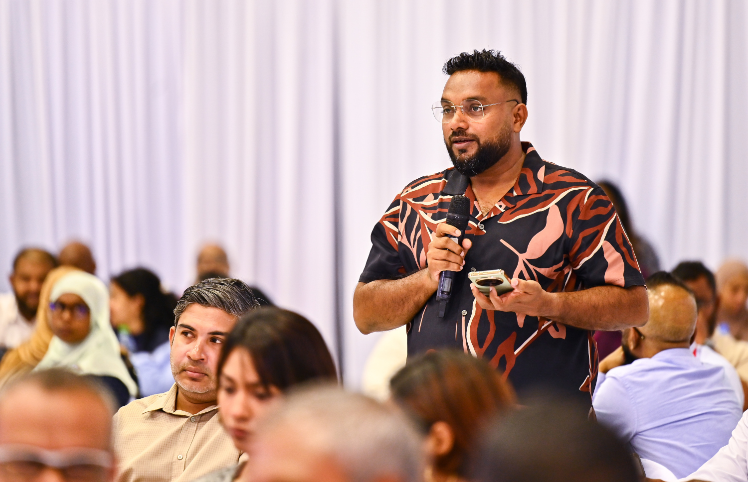 ކުދި އަދި މެދު ފަންތީގެ ވިޔަފާރިވެރިންނާ ރައީސް ބައްދަލުކުރެއްވުމަށް ބޭއްވި ޖަލްސާގައި ވިޔަފާރިވެރިއަކު ސުވާލުކުރަނީ -- ފޮޓޯ: ފަޔާޒު މޫސާ | މިހާރު